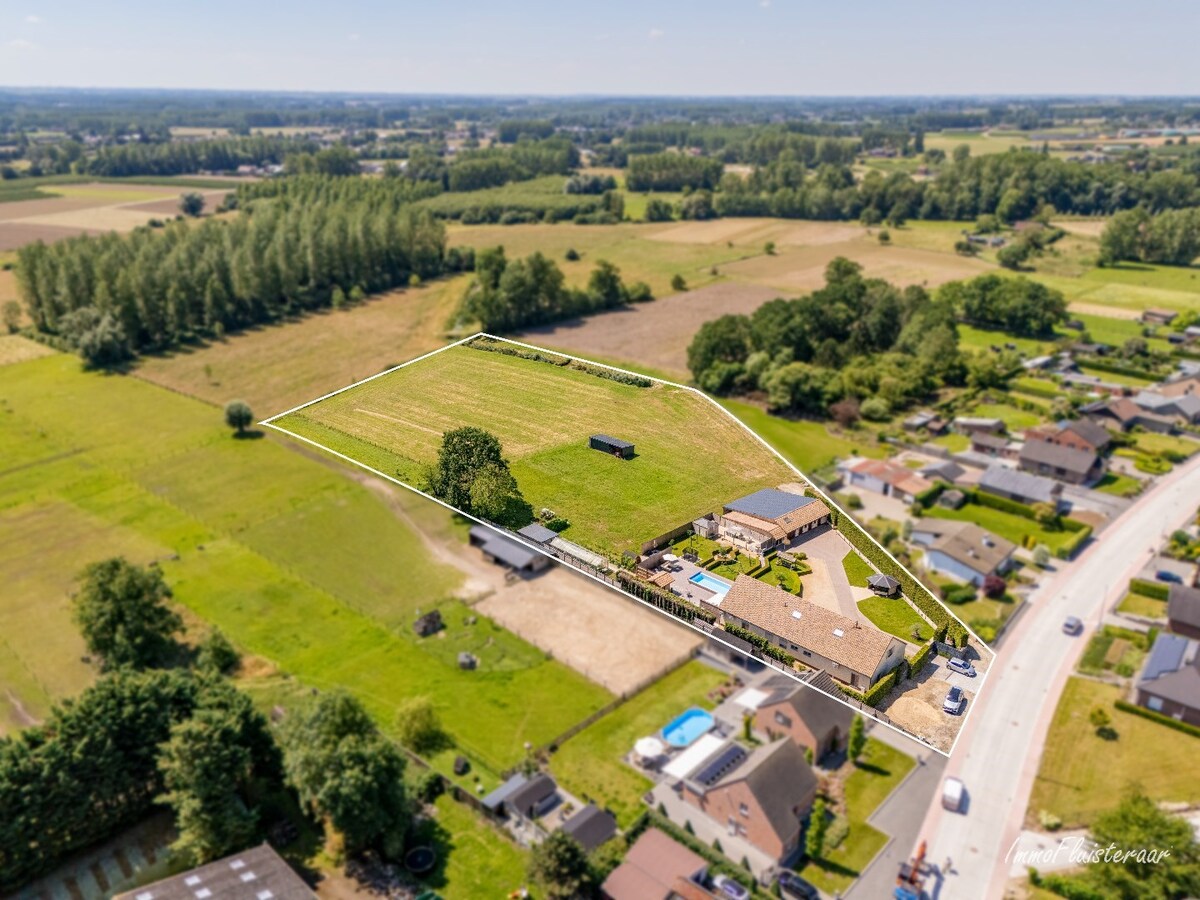 Beautiful ready-to-move-in long-farmhouse with horse stables and pasture on approximately 1.4 hectares in Geetbets. 