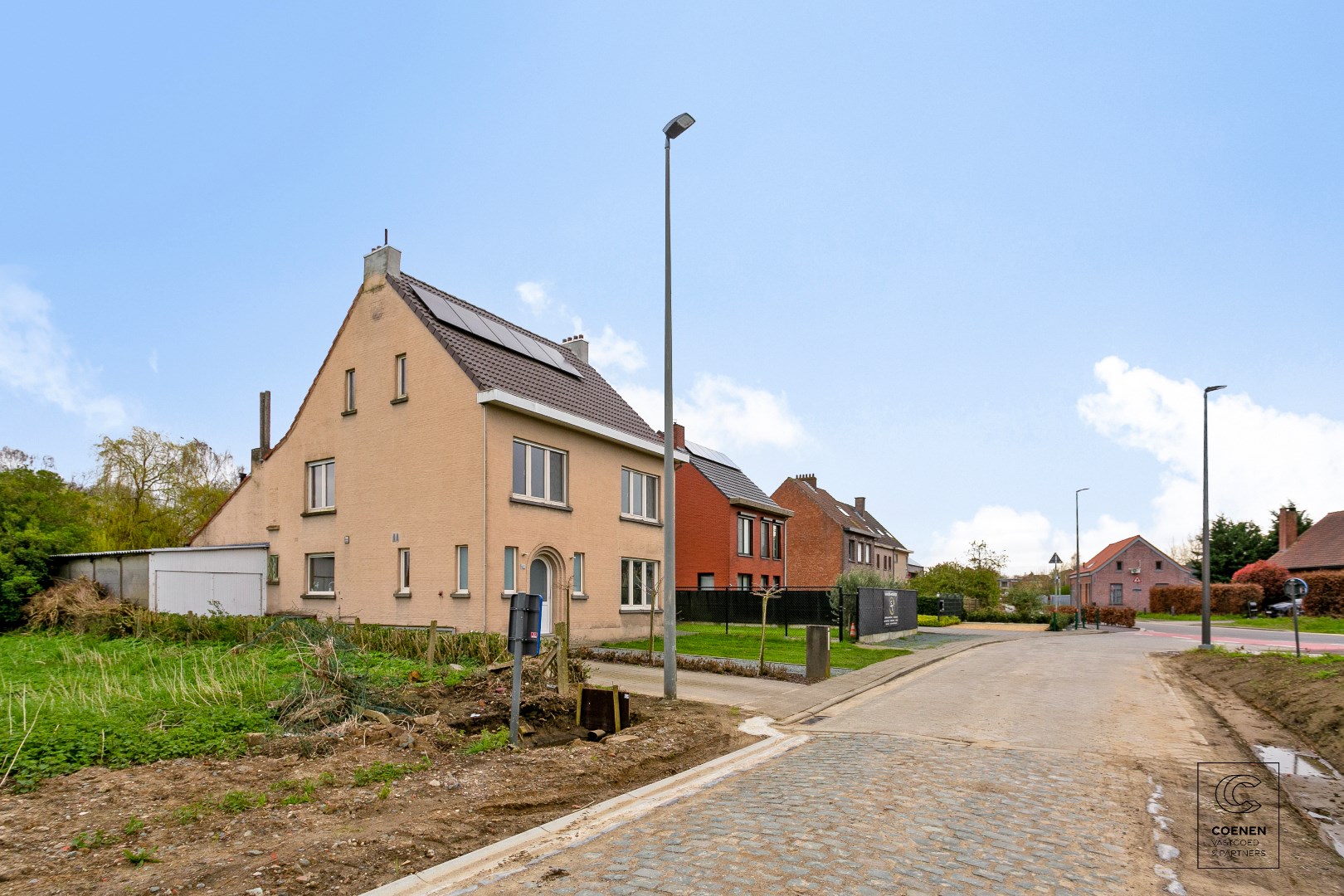 Ruime gemoderniseerde woning + bouwgrond met 4-5 slp&#39;s, praktijkruimte met aparte inkom!, tuin, zonnepanelen en garage in Wommelgem 