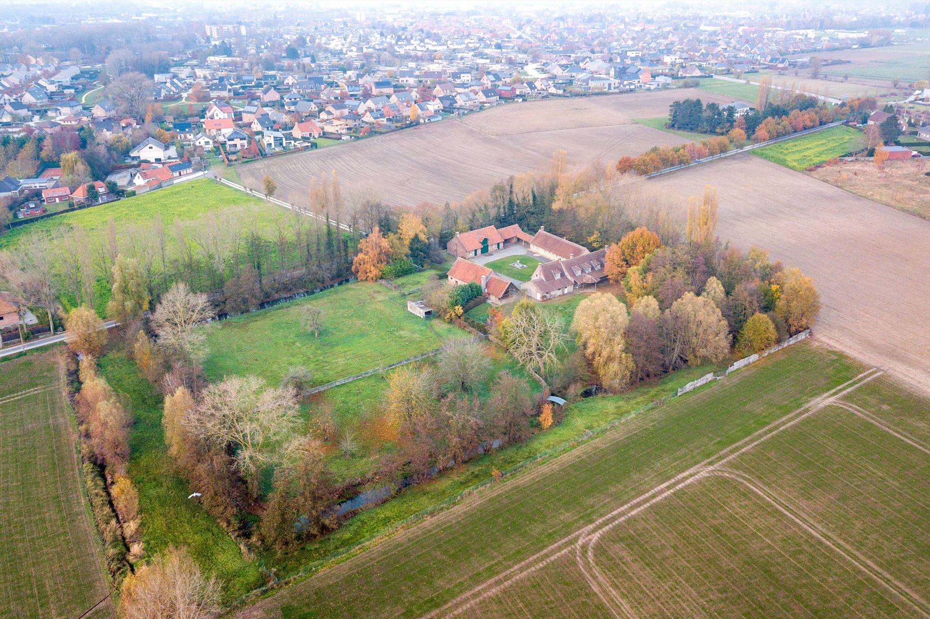 Riante vierkantshoeve te Deinze 