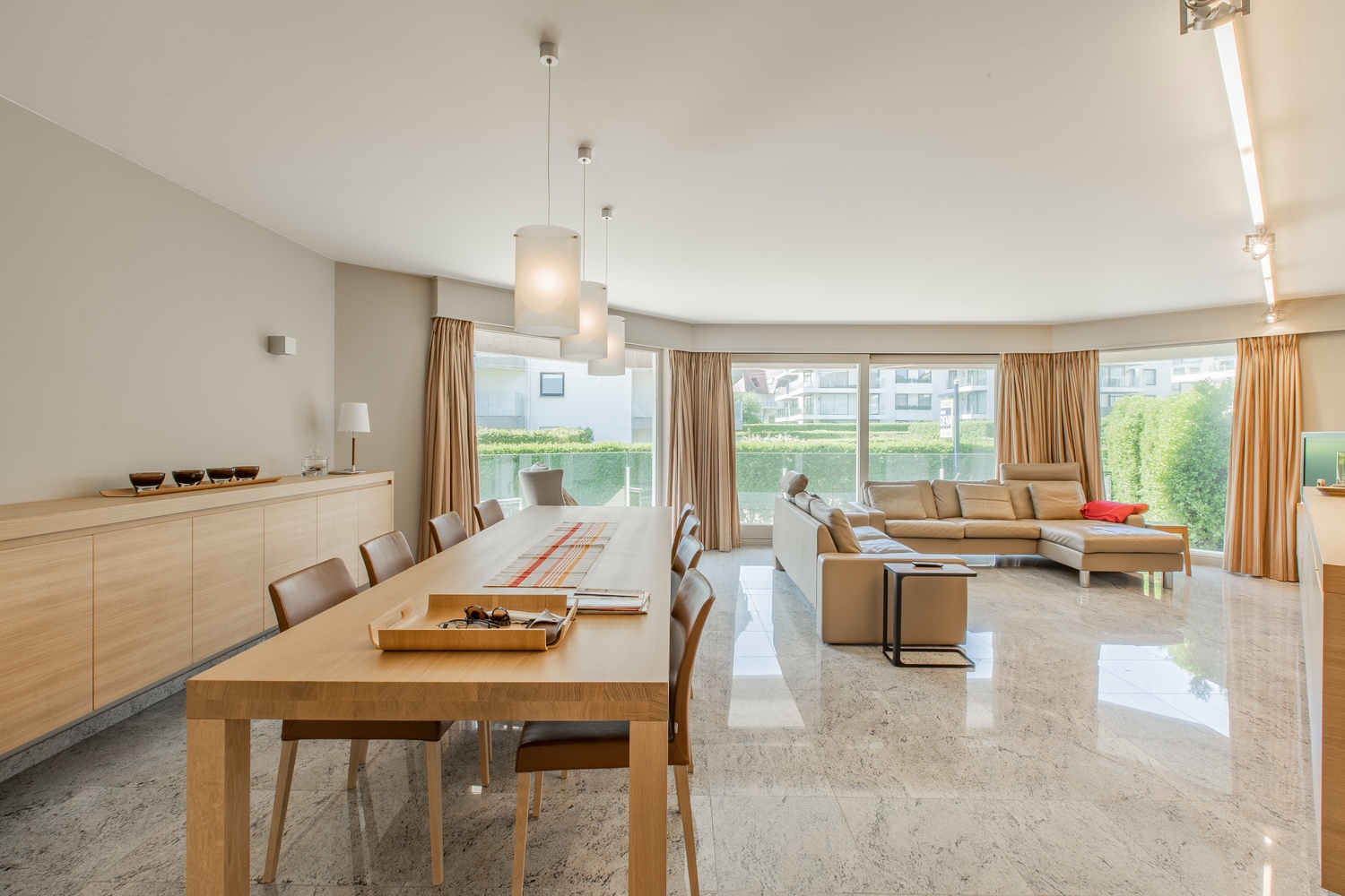 Lichtrijk hoek-appartement van ruim 180m2, rustig gelegen in een standingvolle villaresidentie, op enkele stappen van de zeedijk Albertstrand en de Royal Zoute Tennis Club, ter hoogte van de Wandeldij 