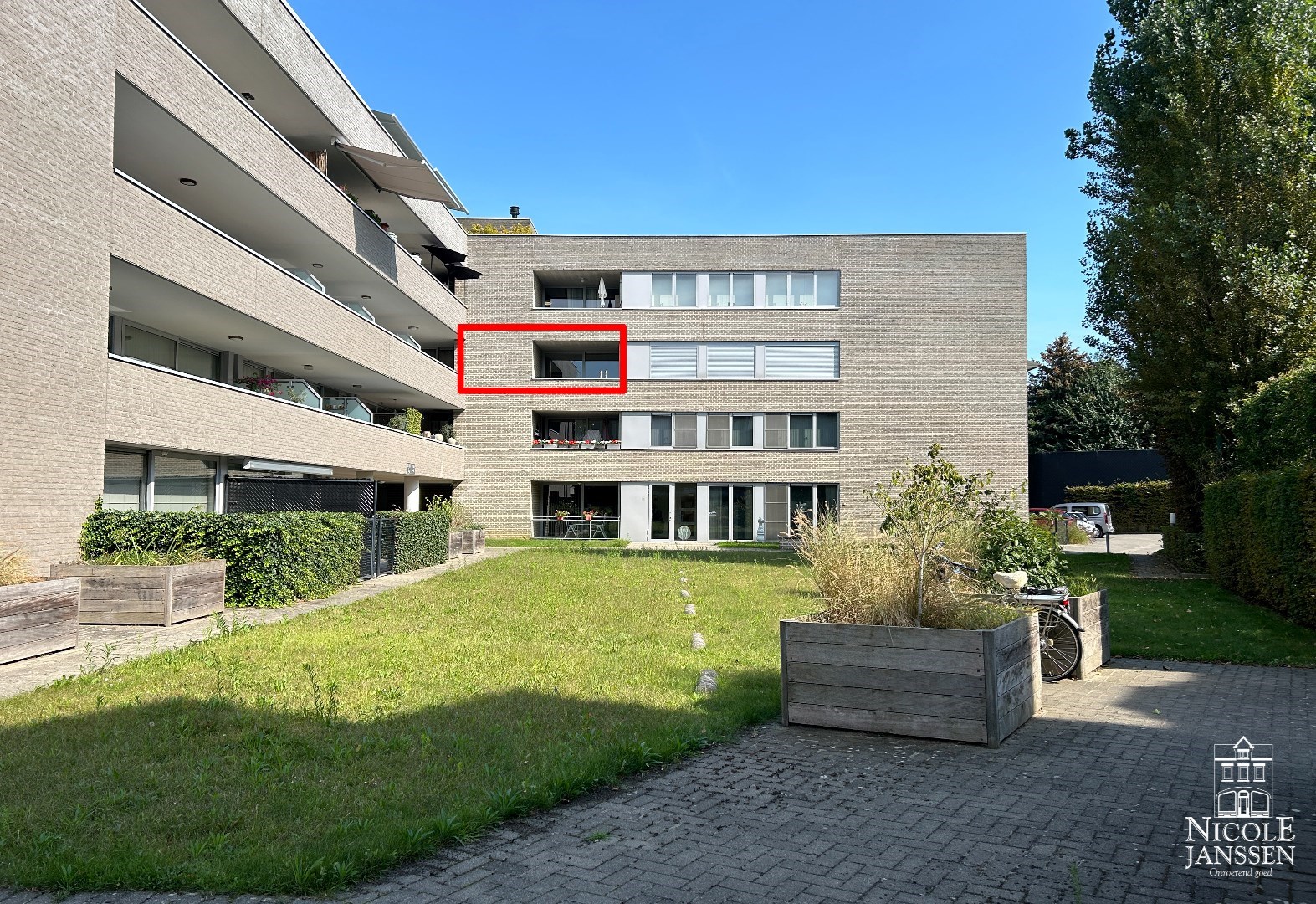 Verzorg appartement met overdekt terras en eigen parkeerplaats