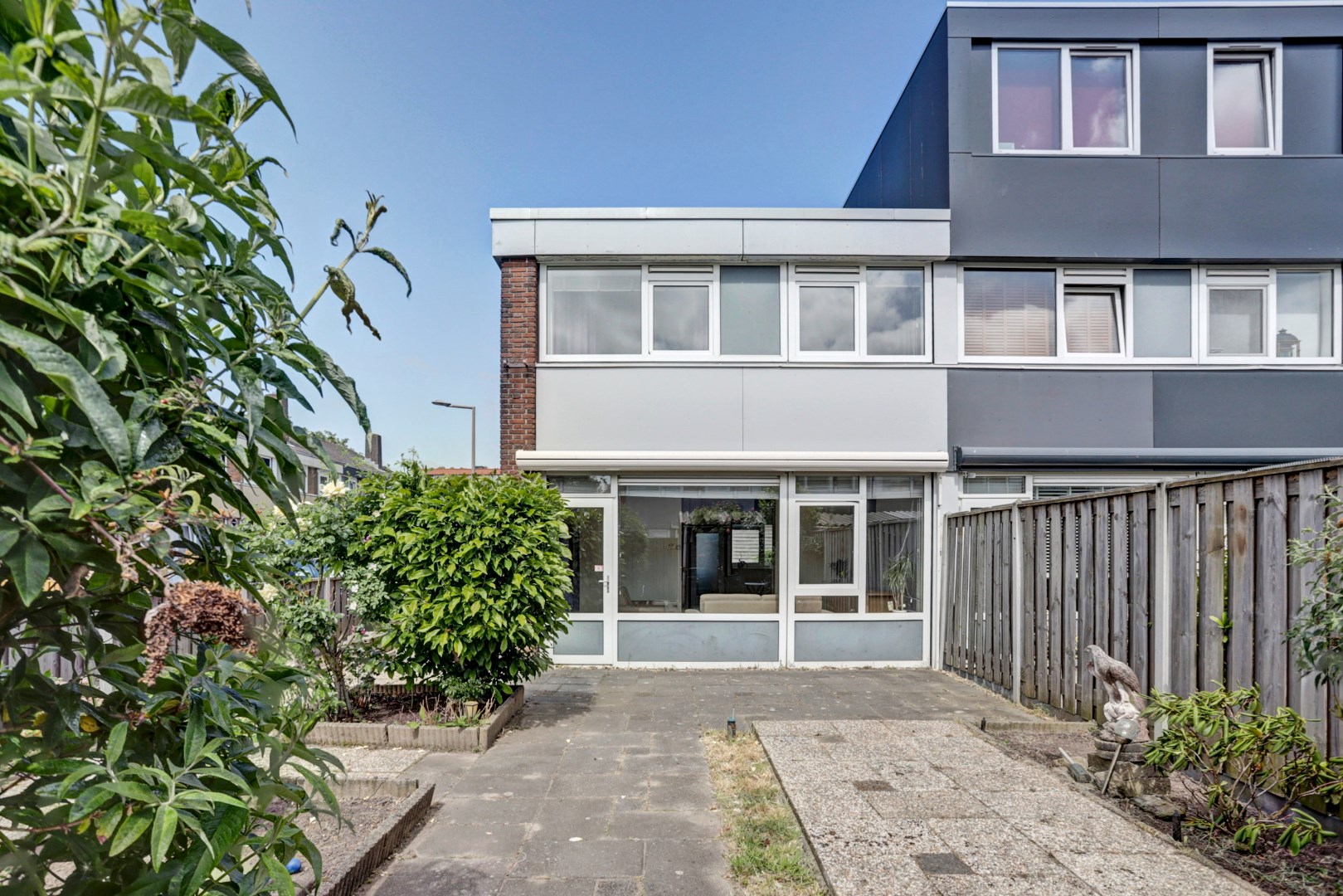 Leuke starters hoekwoning op 206 m&#178; eigen grond met 4- (voorheen 5) kamers, kunststof kozijnen en zonnige brede tuin! 