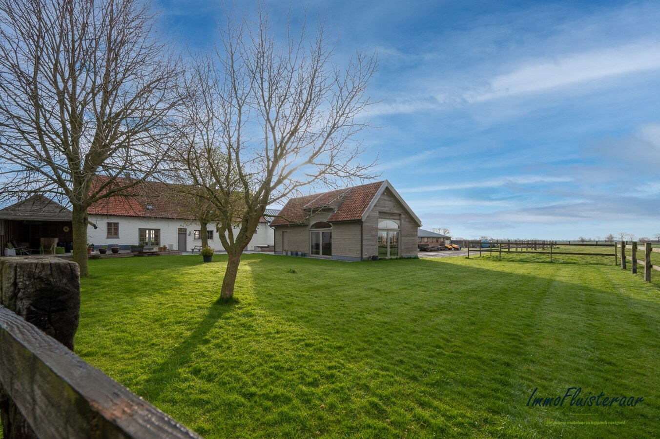 Idyllic farm with barns and pasture on approximately 1.6 hectares. 