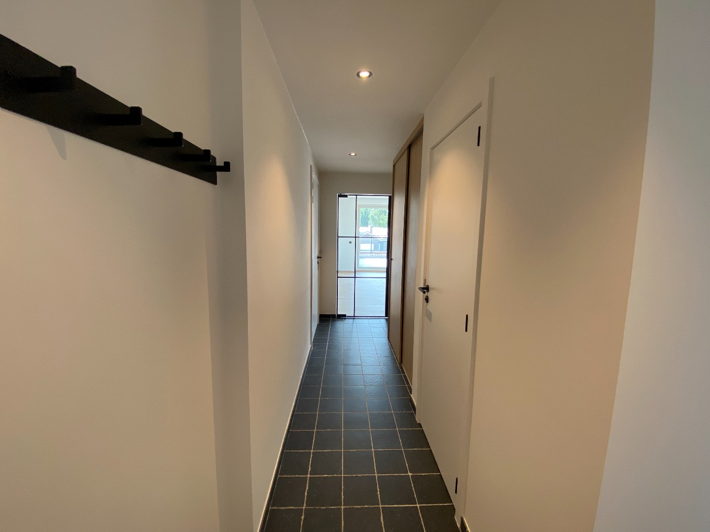 Nieuwbouw luxe appartement op de eerste verdieping met 2 grote terrassen, 2 slaapkamers en mogelijkheid om een garage bij te huren. 