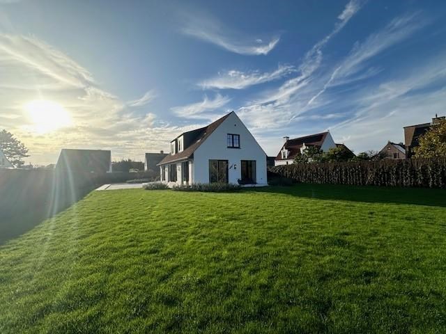 Volledig gerenoveerde , alleenstaande villa met zwembad, gelegen vlakbij het centrum van Knokke. 