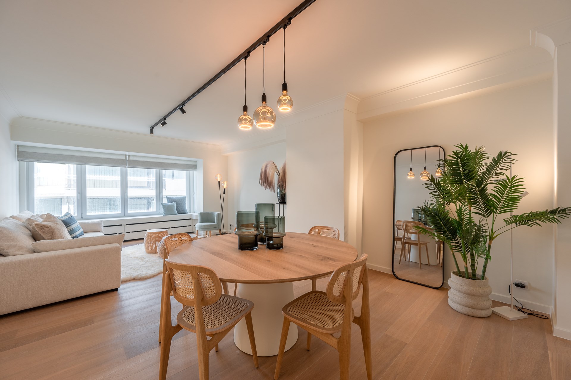 Bel appartement r&#233;nov&#233; avec 2 chambres dans un emplacement de premier choix sur la Kustlaan, pr&#232;s de la place Van &#224; Knokke. 