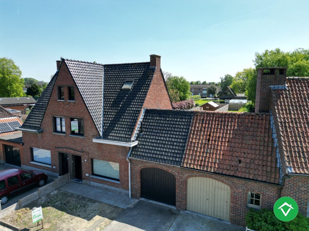 Charmante woning met twee slaapkamers, diepe tuin en ruime garage 