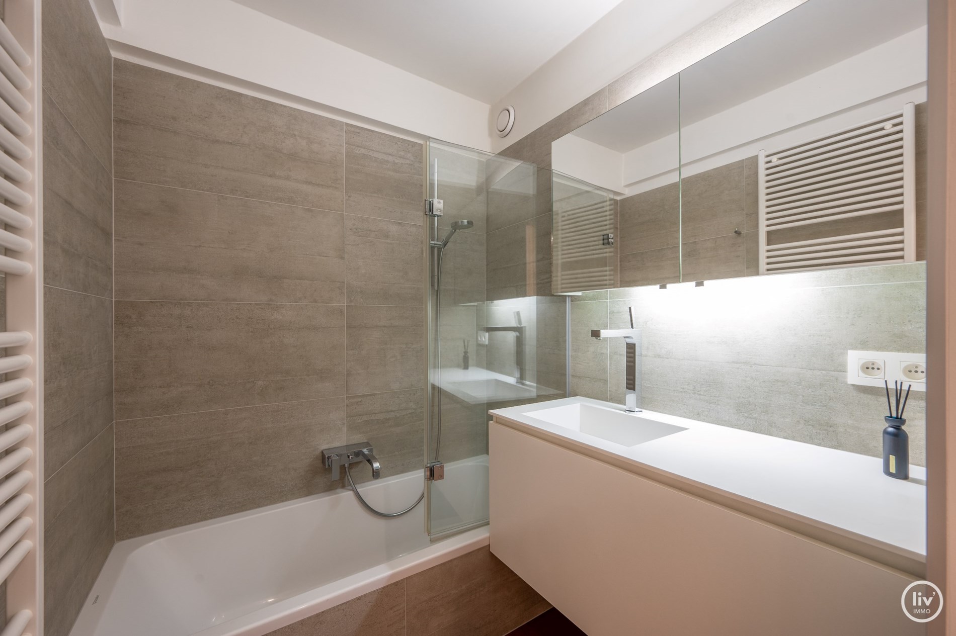 Appartement confortable et r&#233;nov&#233; de 2 chambres dans une rue adjacente &#224; l&#39;avenue Dumortier &#224; Knokke. 