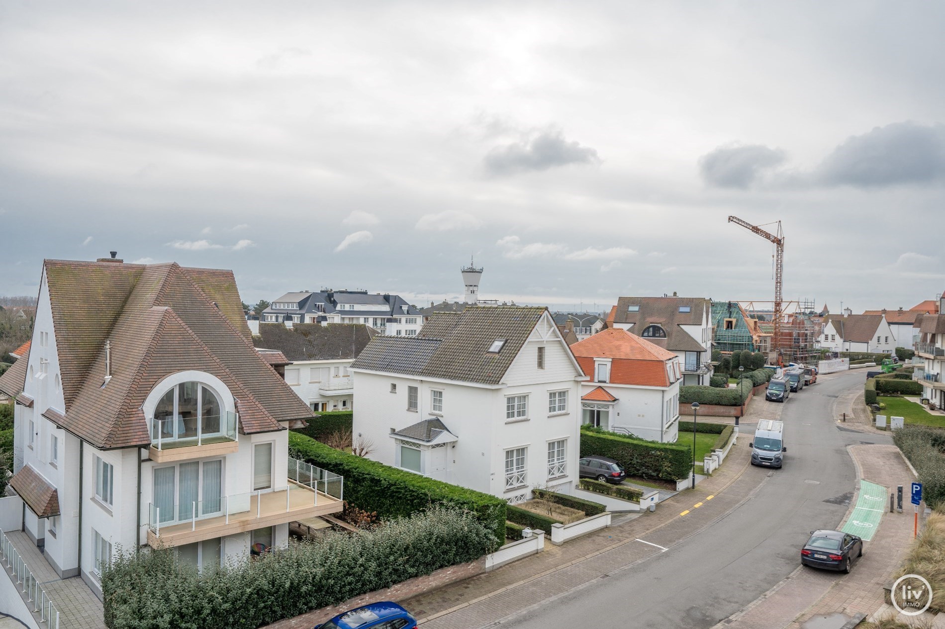 Uitzonderlijk gerenoveerd en gemeubeld ruim en lichtrijk HOEKappartement. 