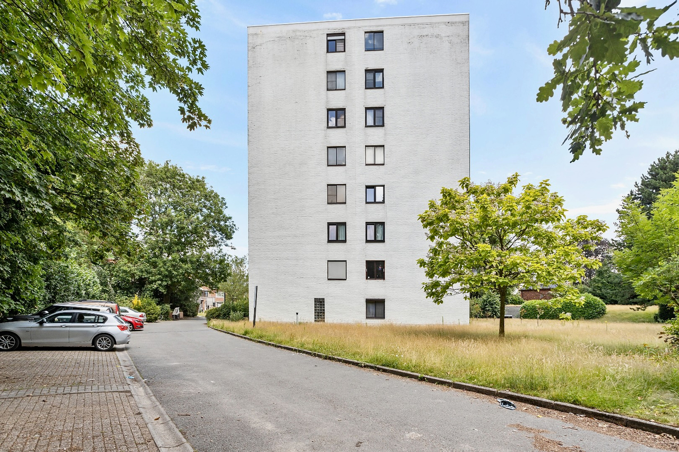 Lichtrijk 2-slpk appartement met zonnig terras in centrum Sint-Amandsberg 