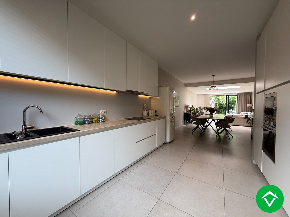 Prachtig gerenoveerde rijwoning nabij het centrum met 3 slaapkamers, tuin en garage te Roeselare 