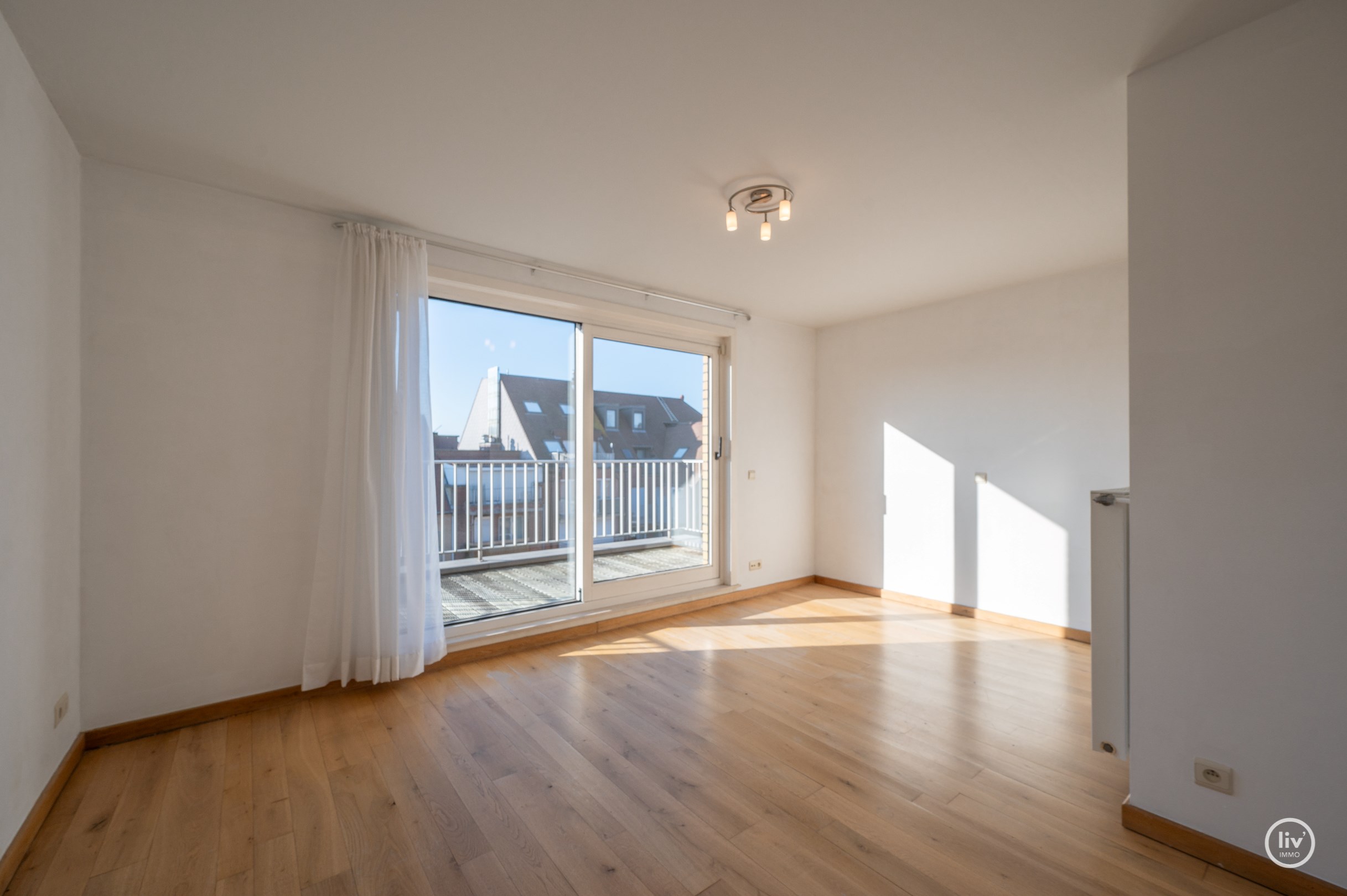 Agr&#233;able duplex rafra&#238;chissant avec de belles terrasses, situ&#233; au centre de l&#39;avenue L&#233;opold &#224; Knokke. 