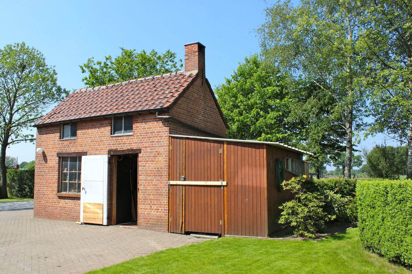 Landelijk gelegen woonhuis met bijgebouw op ca. 1Ha te Herenthout 