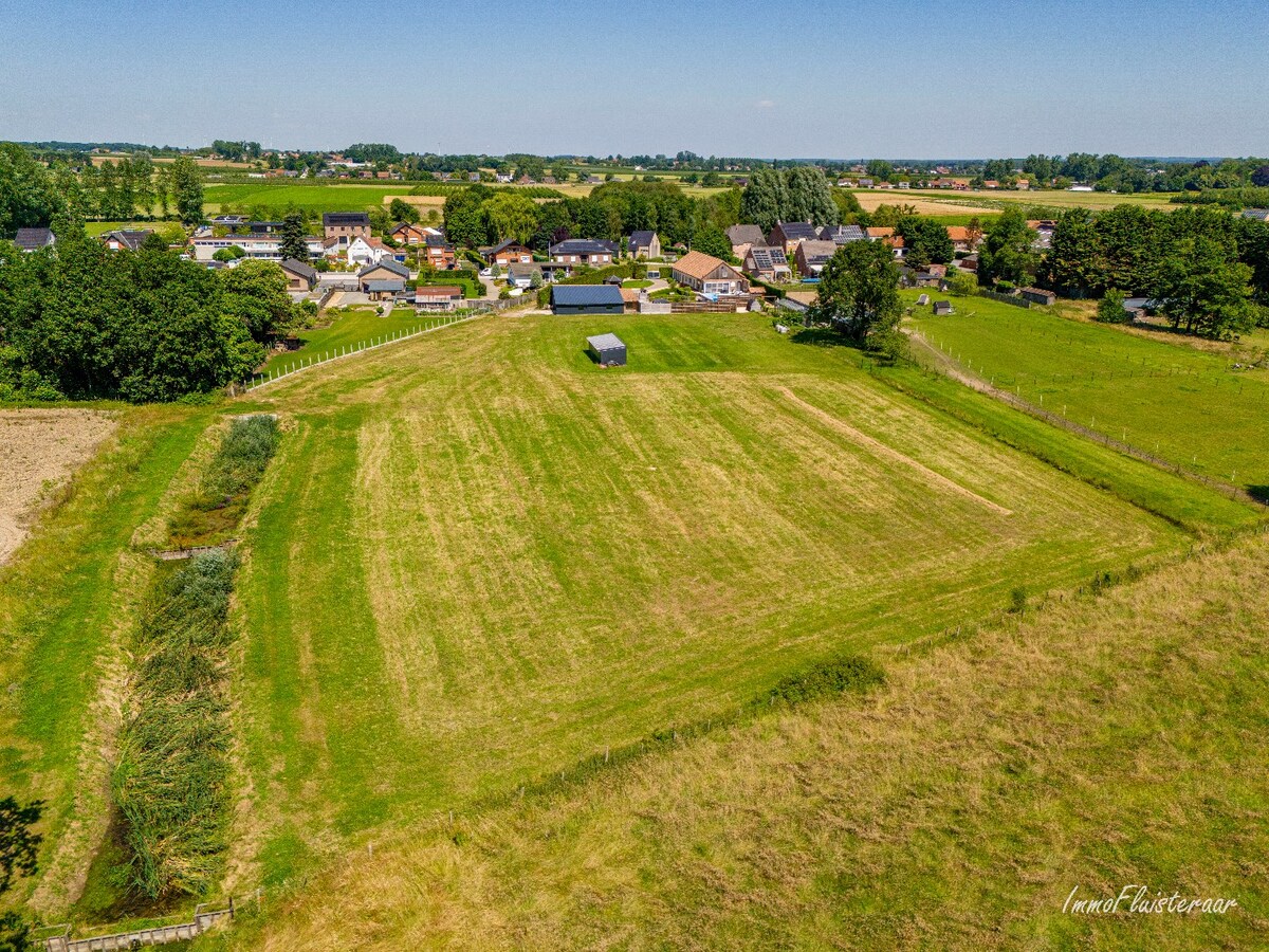 Beautiful ready-to-move-in long-farmhouse with horse stables and pasture on approximately 1.4 hectares in Geetbets. 