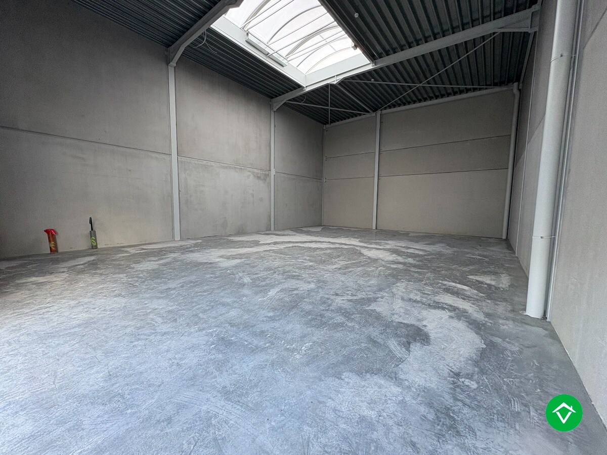 Loods te koop – 145 m&#178; met 2 parkeerplaatsen inbegrepen op de industriezone te Ichtegem 