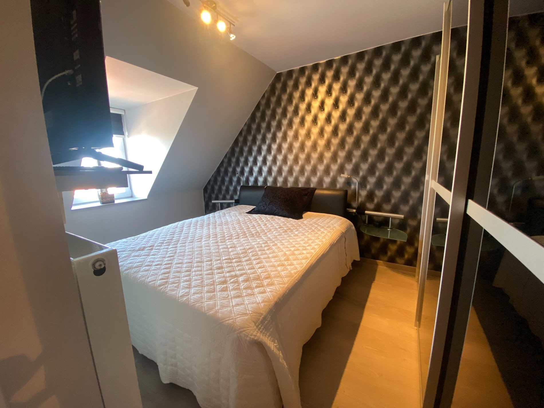 ONGEMEUBELD - Duplex appartement te Centrum Knokke-Heist met 3 slaapkamers. 