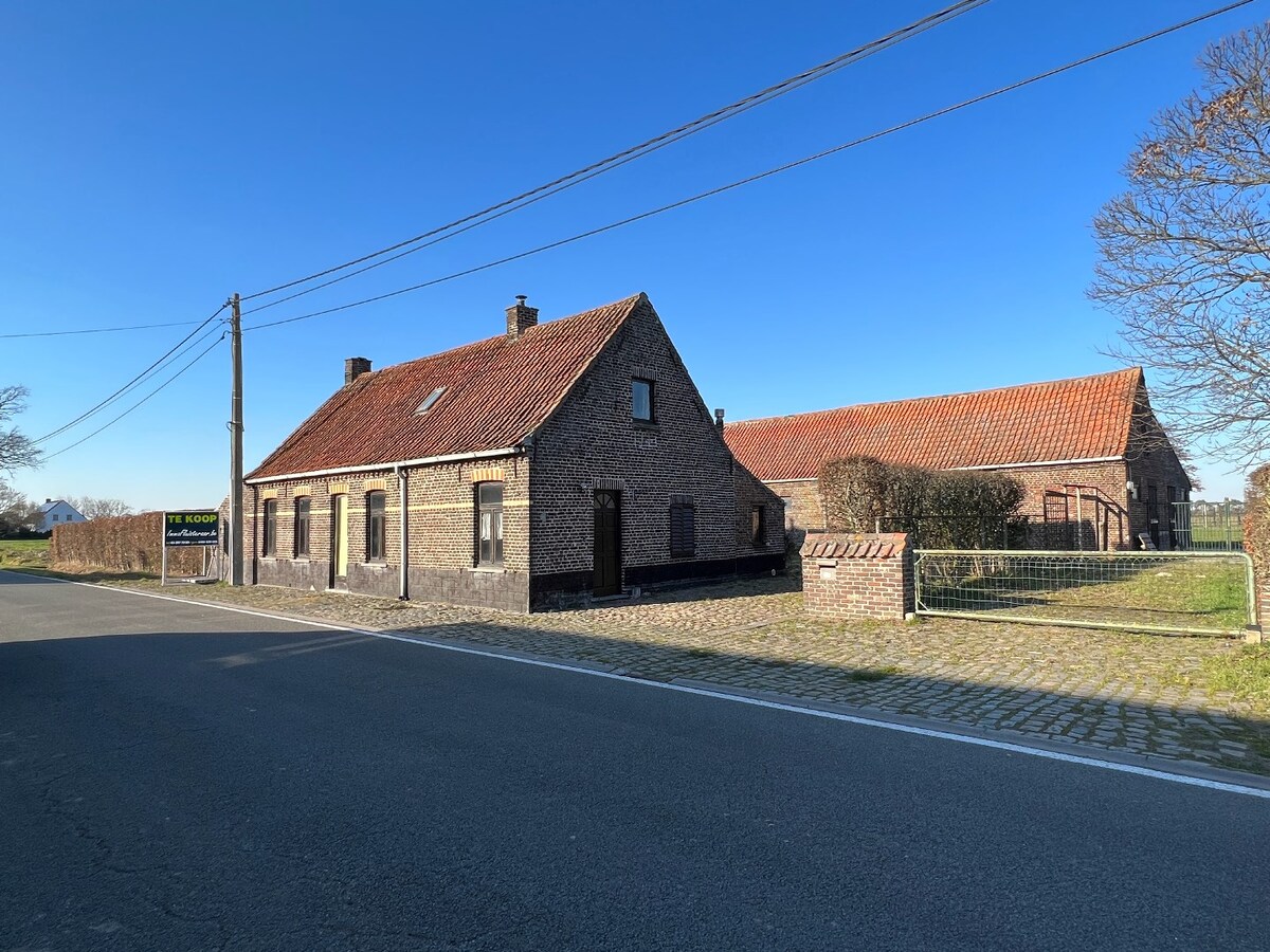 Te renoveren/te slopen hoeve met landelijk zicht. 