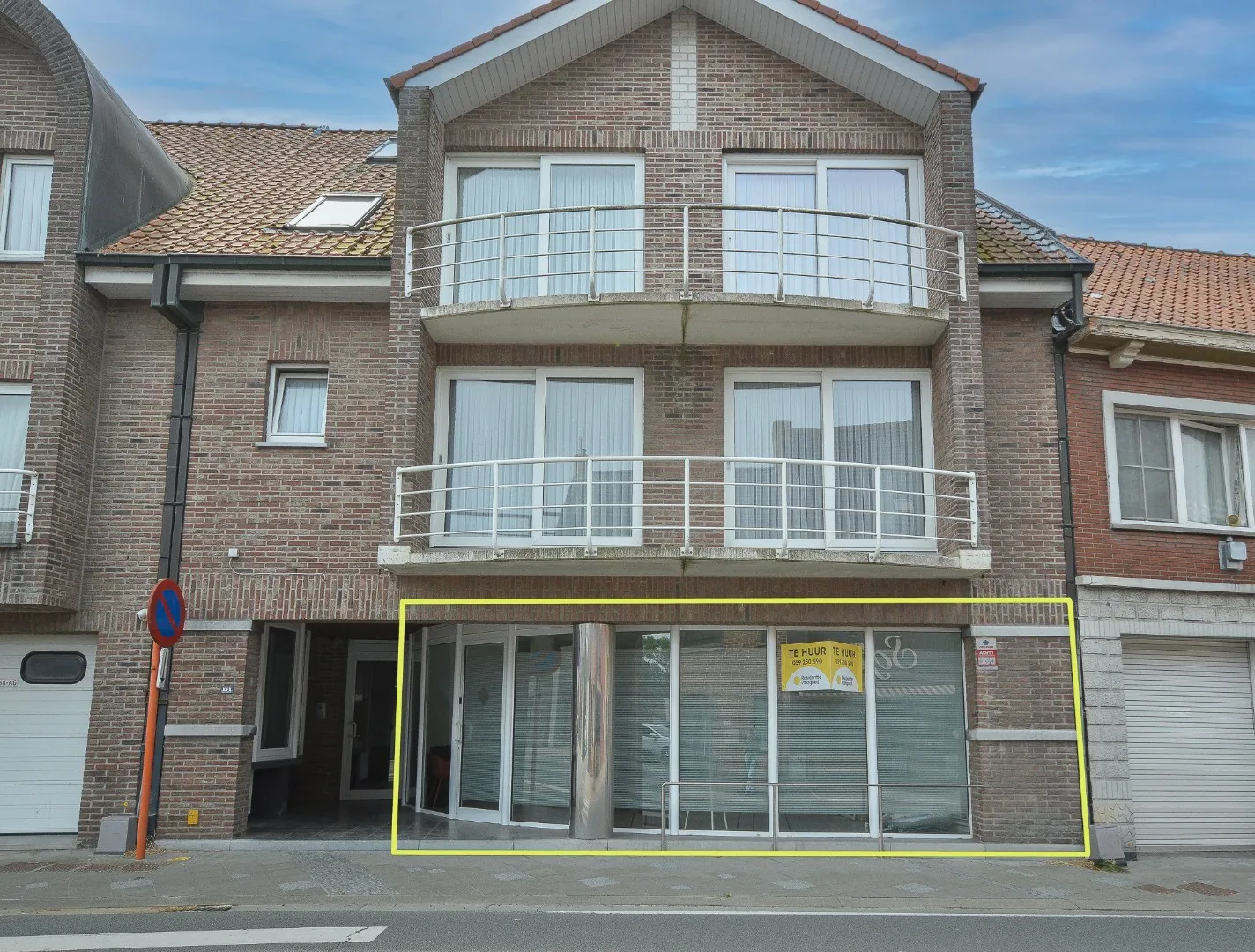Handelsruimte met aansluitend appartement in het centrum van Westkerke