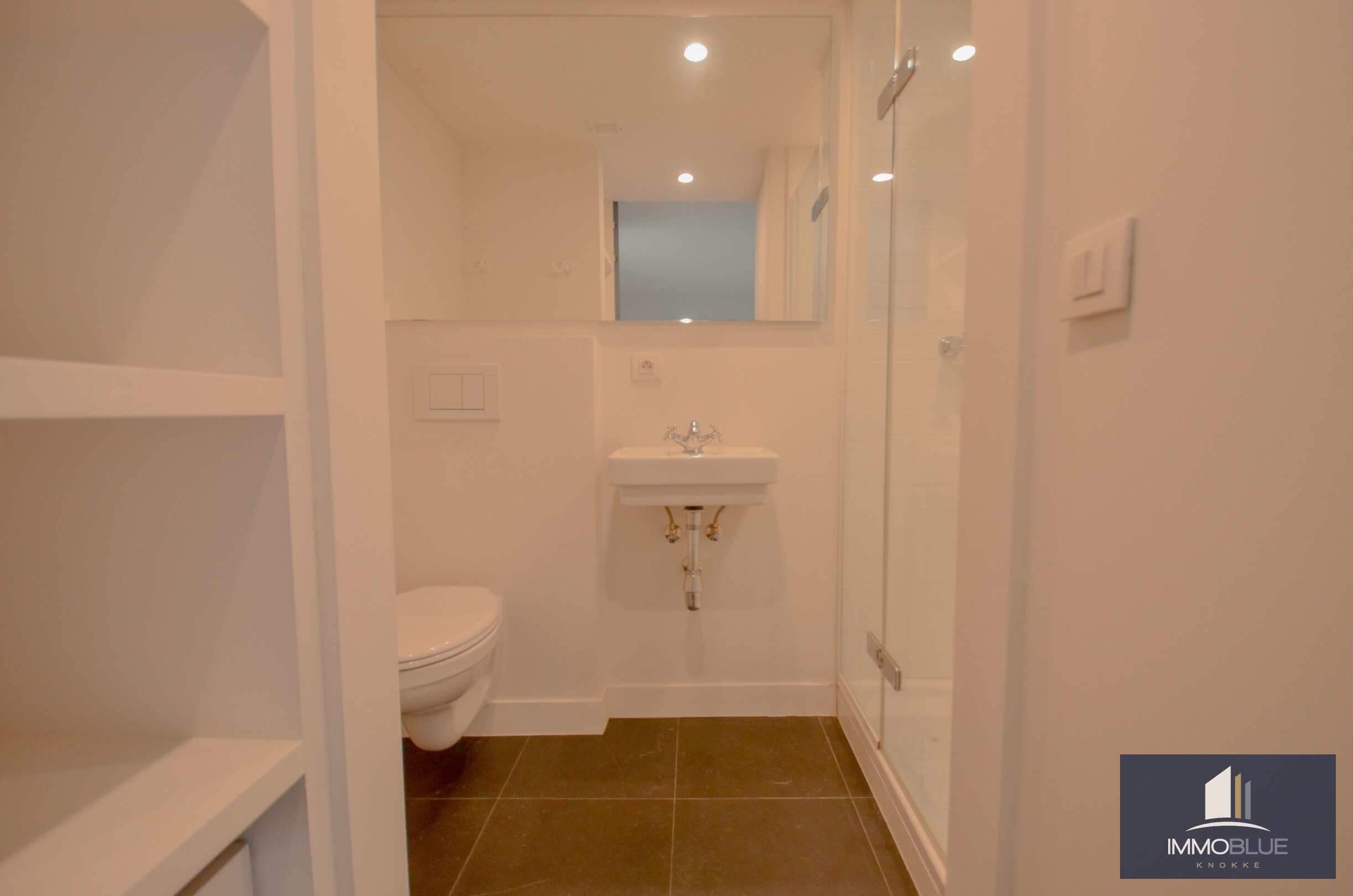 Villa exclusive, situ&#233;e au calme sur un terrain de 1.628 m&#178;, &#224; proximit&#233; du Royal Zoute Tennis Club. 