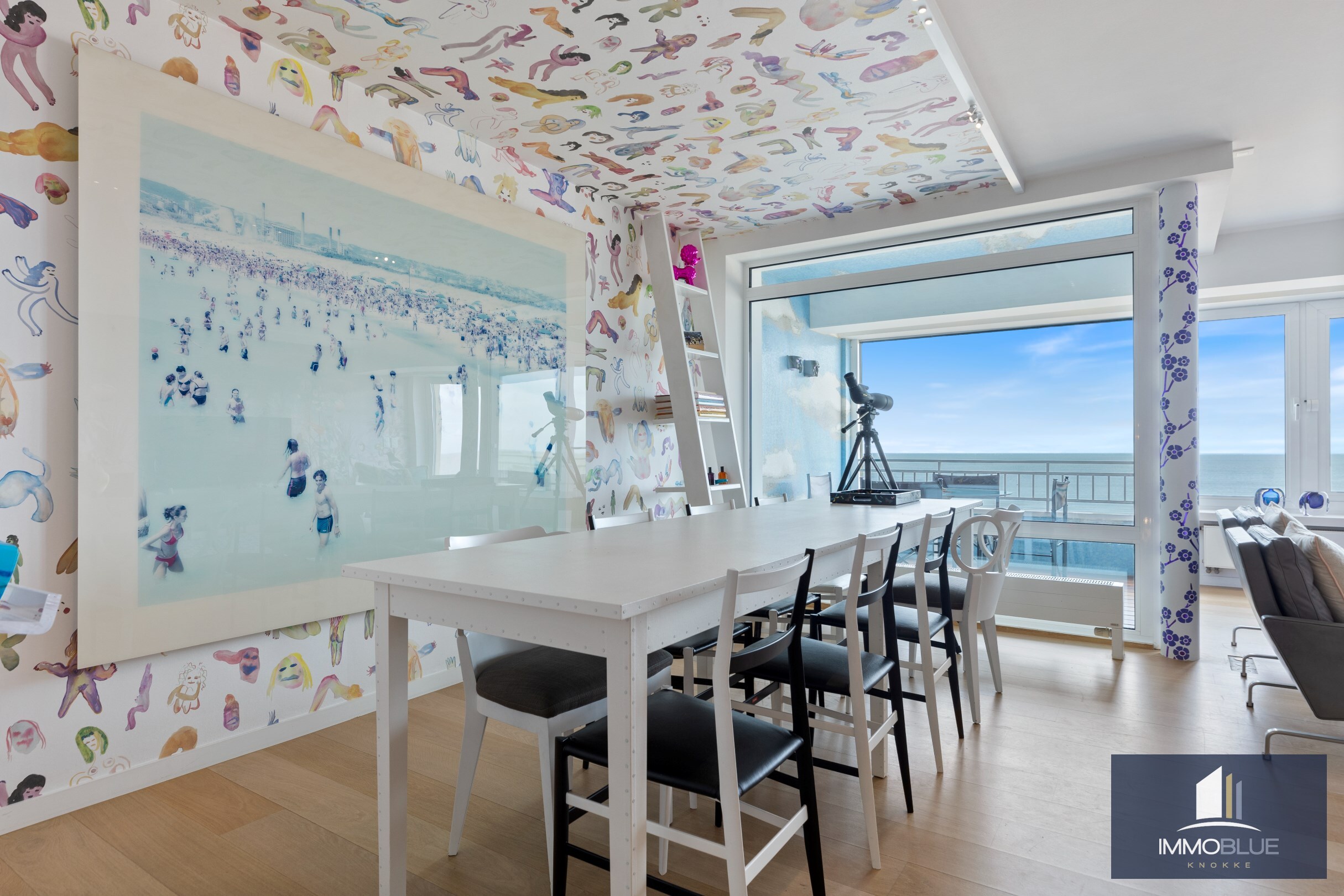 Appartement unique fini avec des mat&#233;riaux de tr&#232;s haute qualit&#233; et avec vue frontale sur la mer. 