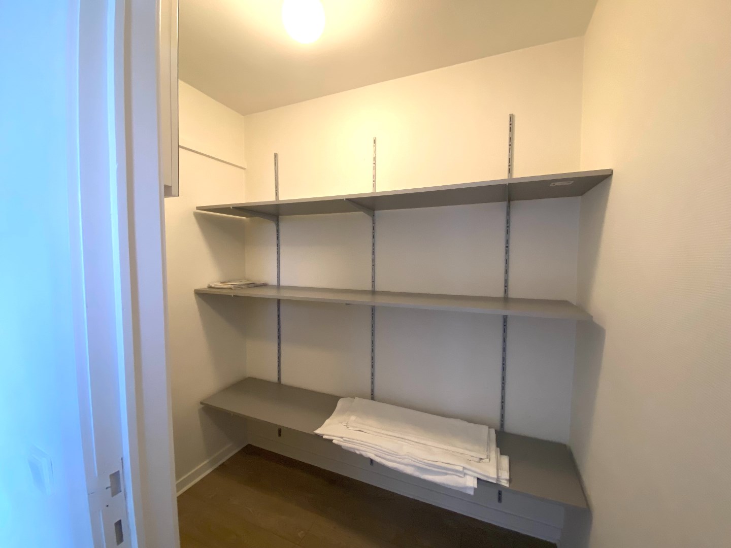 Instapklaar en zeer ruim appartement in hartje Waregem met 3 slaapkamers! 