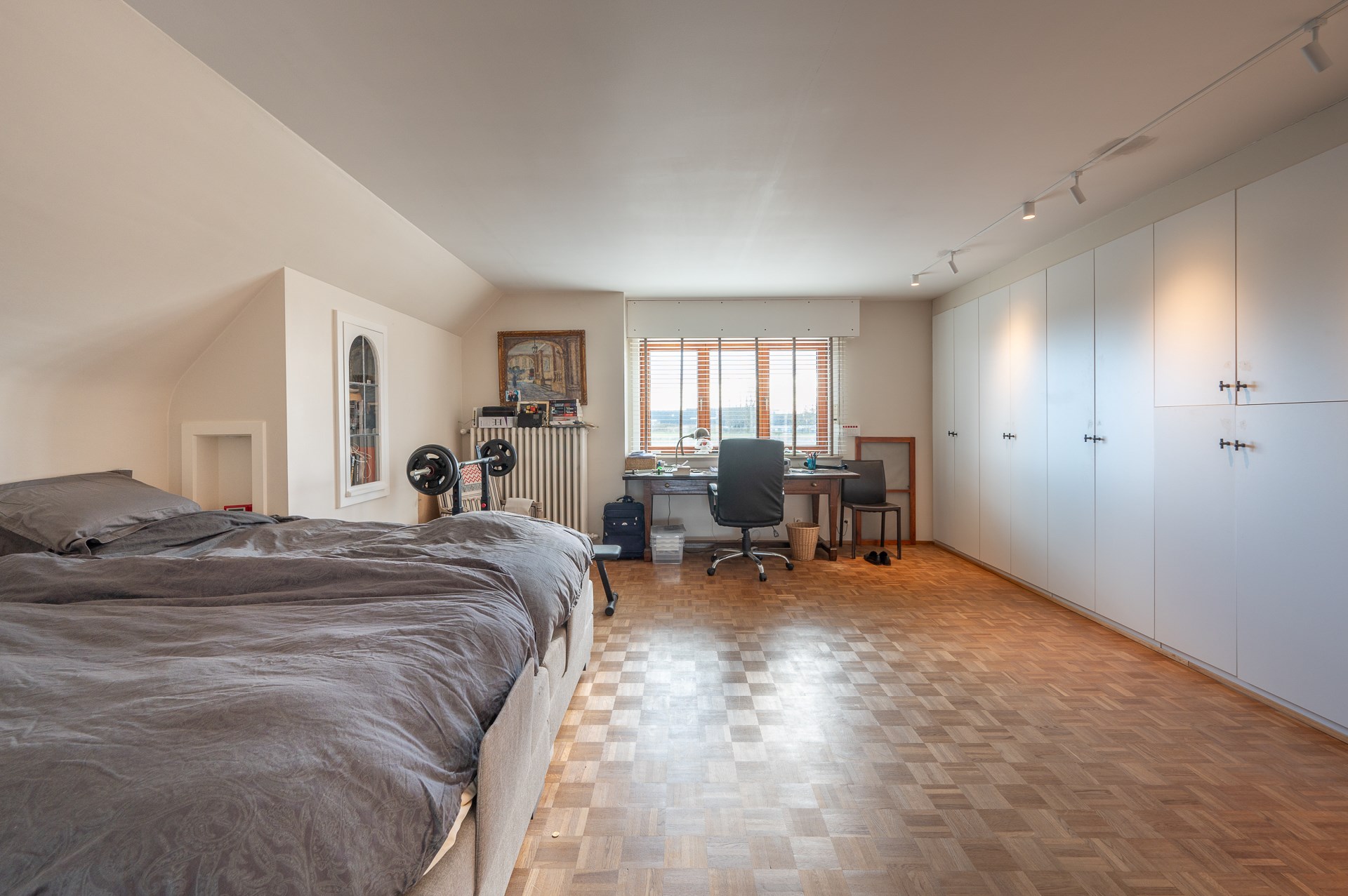 Uitzonderlijke en gerenoveerde eigendom ( 5.510 m&#178; grond ) vlakbij het centrum van Knokke-Heist en toch genietend van een uitzonderlijk open zicht over de Knokse Polders. 