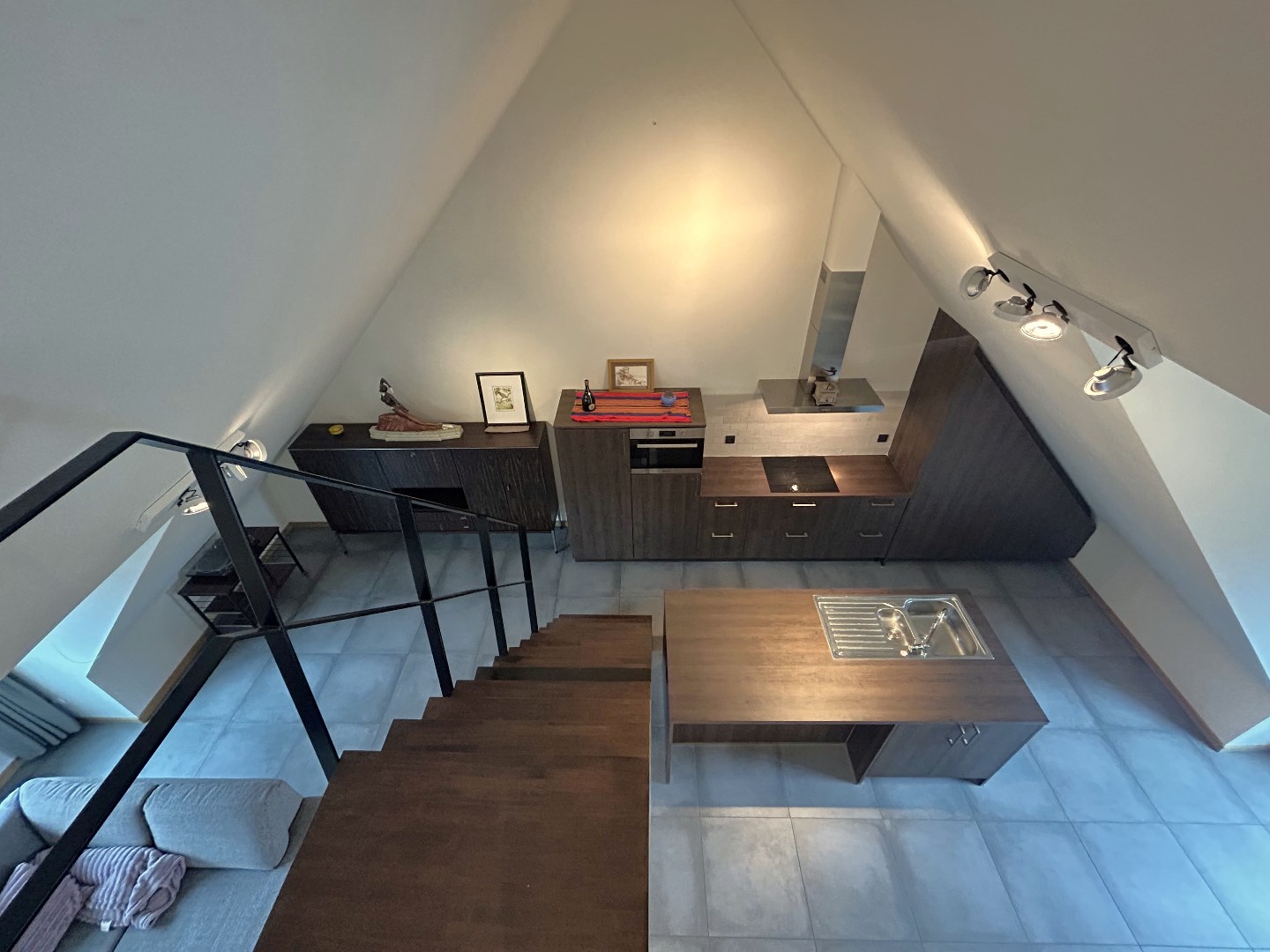Bemeubeld dakappartement met 1-2 slpk. en uitzonderlijk terras in Geel-centrum 