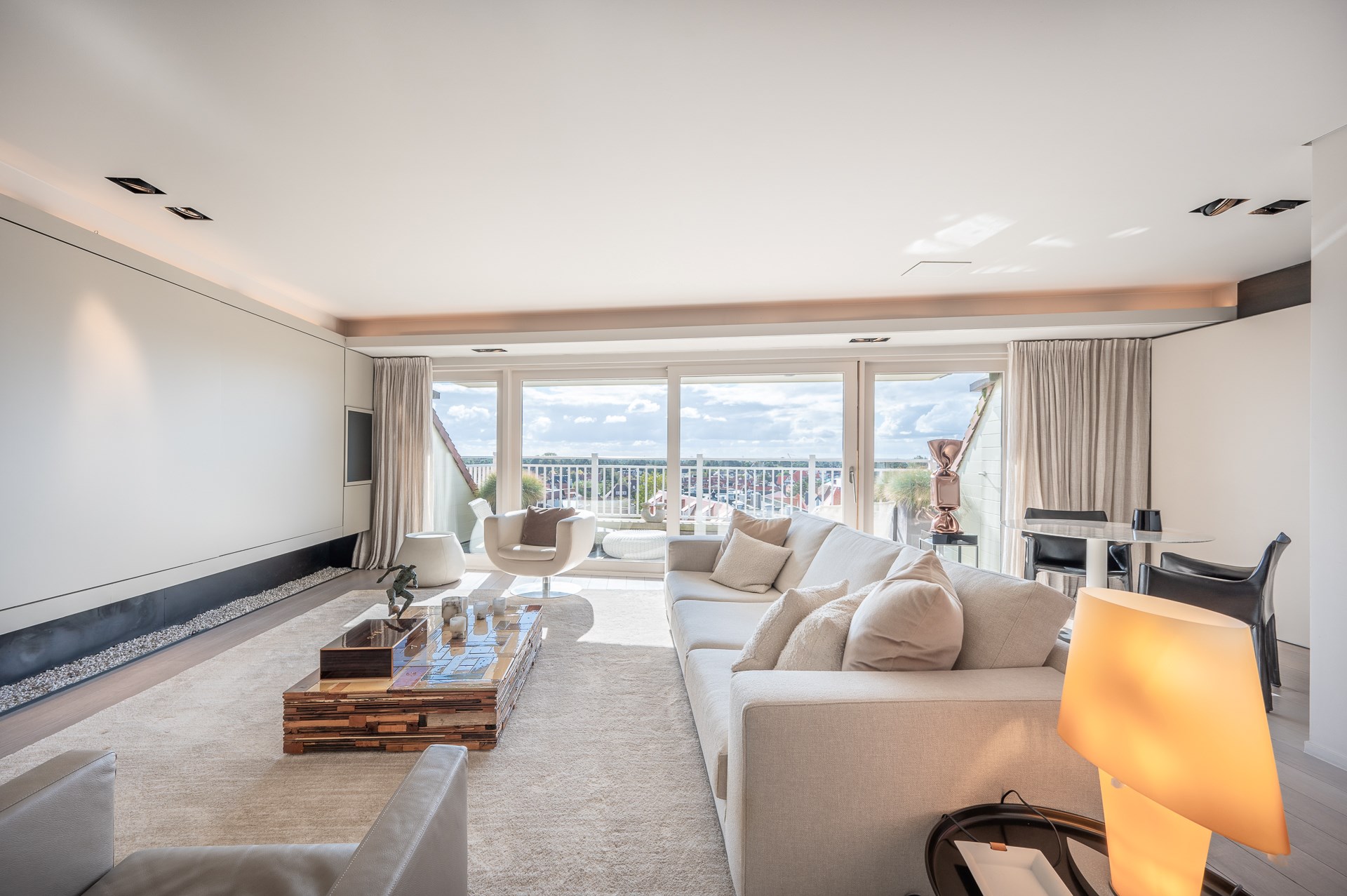 Soci&#233;t&#233; avec dans son actif&#160; un magnifique duplex-penthouse luxueux au milieu des magasins de luxe de l&#39;avenue du Littoral. 