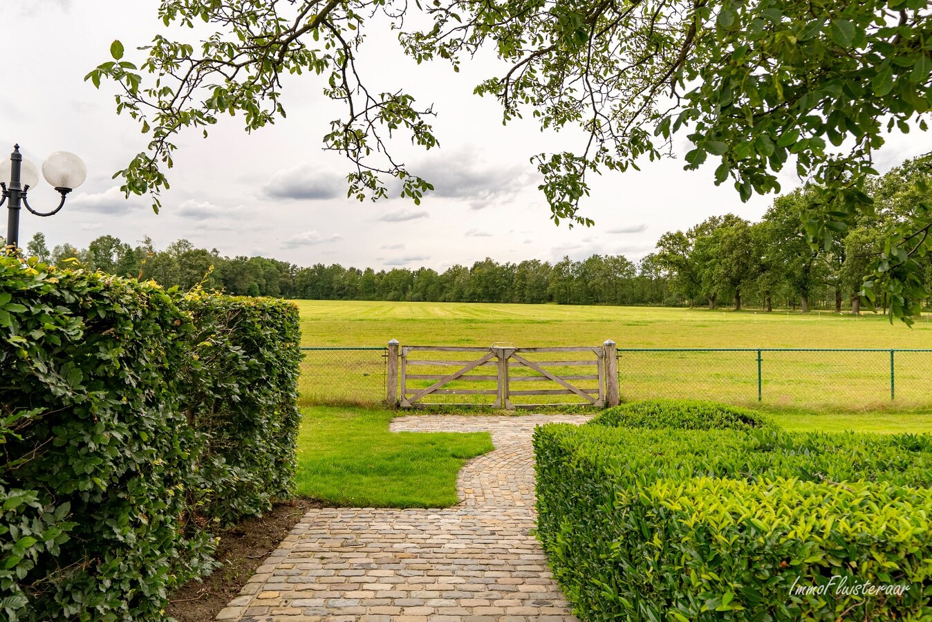 Exclusive country house with stables, swimming pool, and tennis court on an estate of approximately 9 hectares in Retie. 