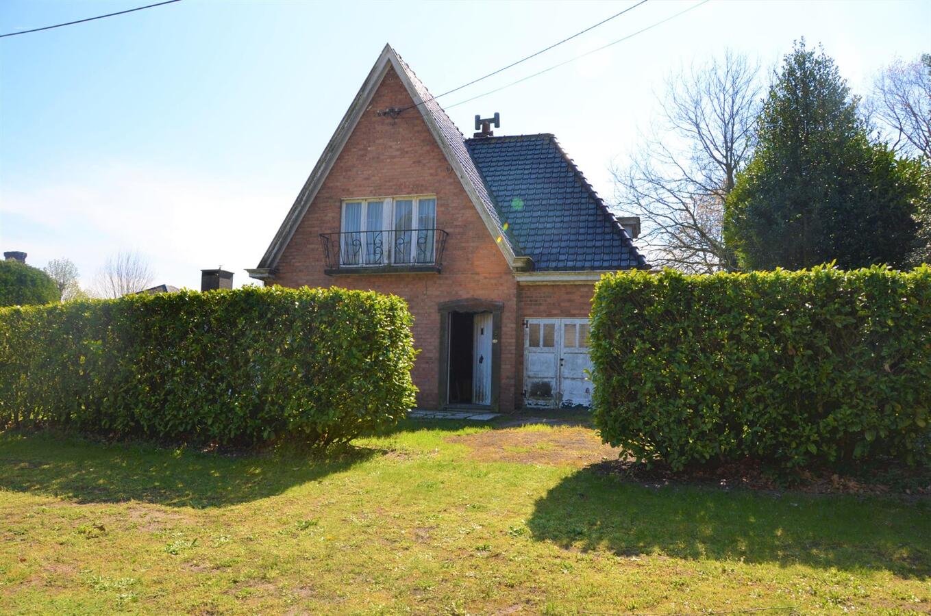 Te renoveren/slopen woning op groot stuk grond nabij het centrum van Maldegem 