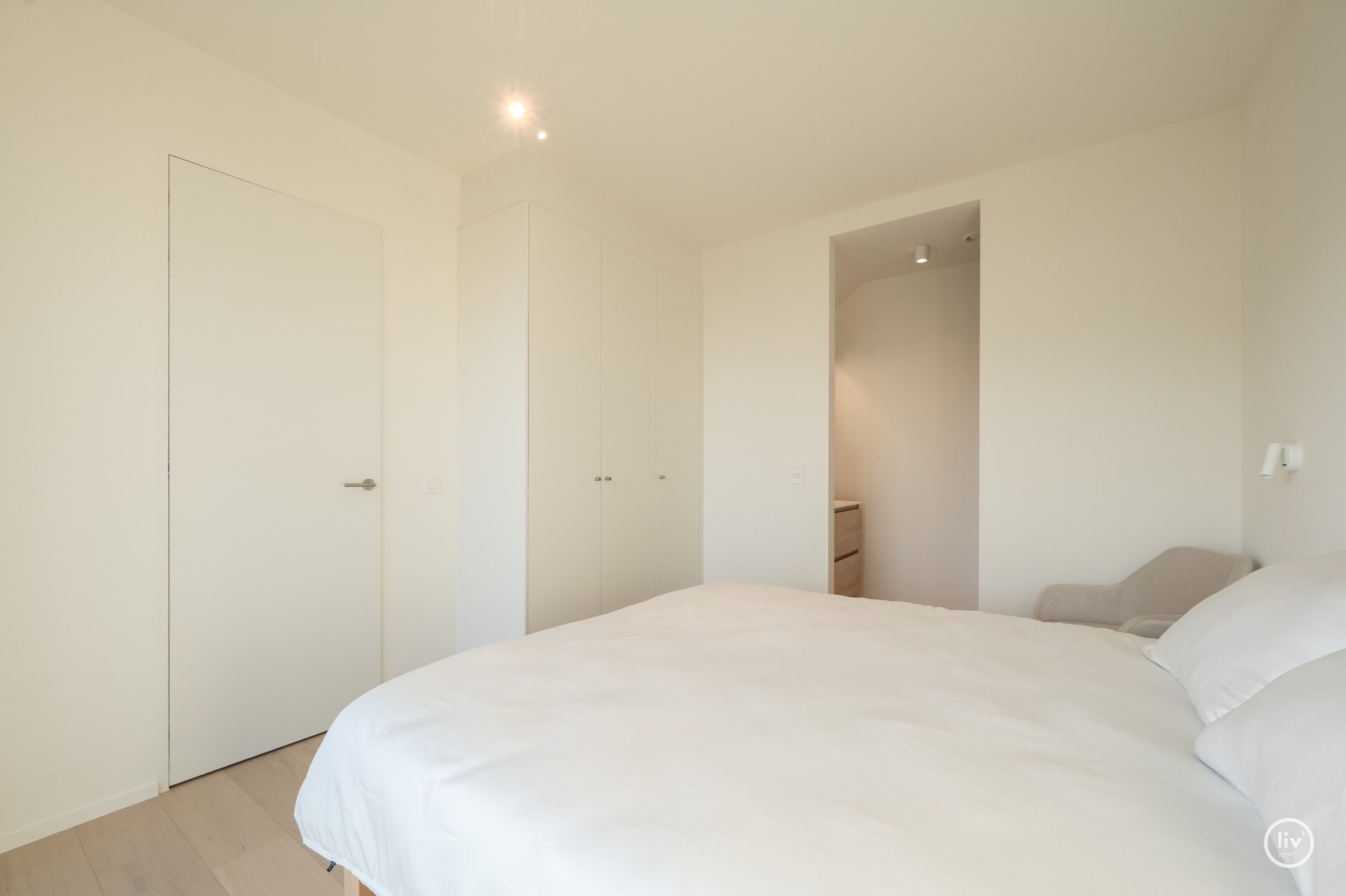 Appartement en duplex &#224; vendre dans le prestigieux et nouveau projet architectural Tour des H&#233;ros, situ&#233; sur la place des H&#233;ros &#224; Heist, avec une vue frontale sur la digue et la mer, &#224; proximit&#233; de no 
