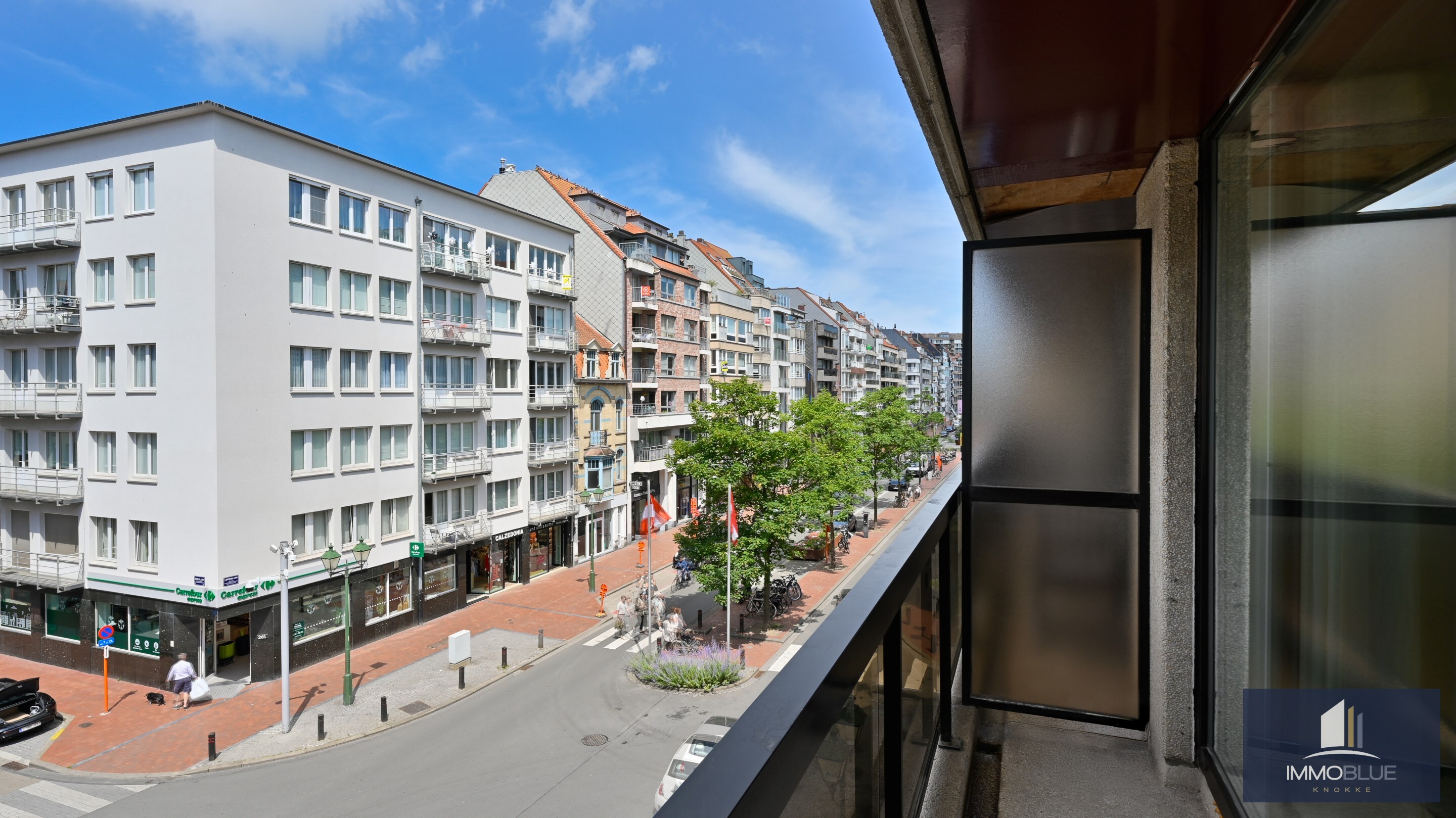 Centraal gelegen, volledig gerenoveerd appartement met drie slaapkamers. 