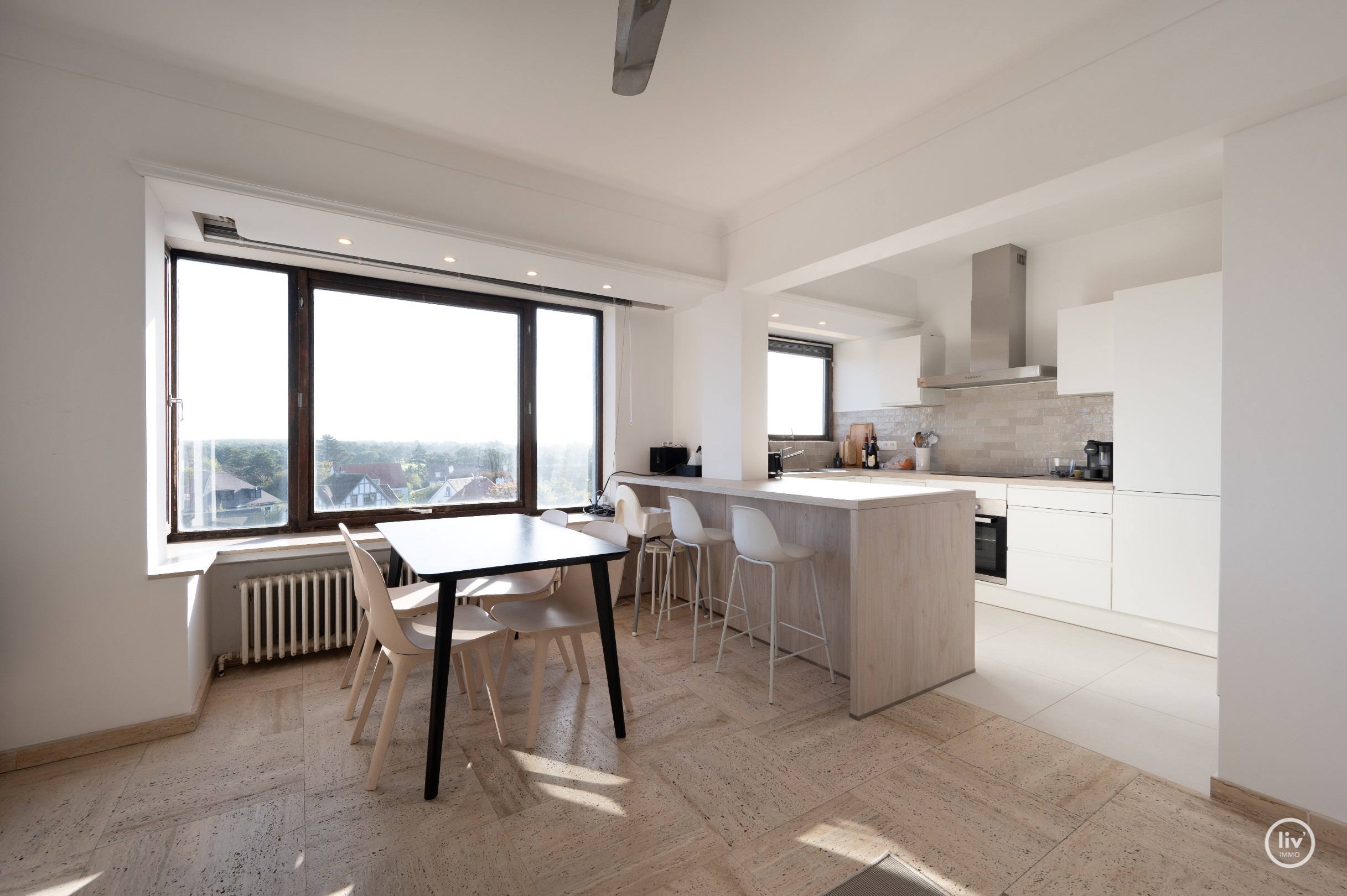 Bel appartement avec une belle fa&#231;ade et une vue d&#233;gag&#233;e sur les villas &#224; Knokke. 