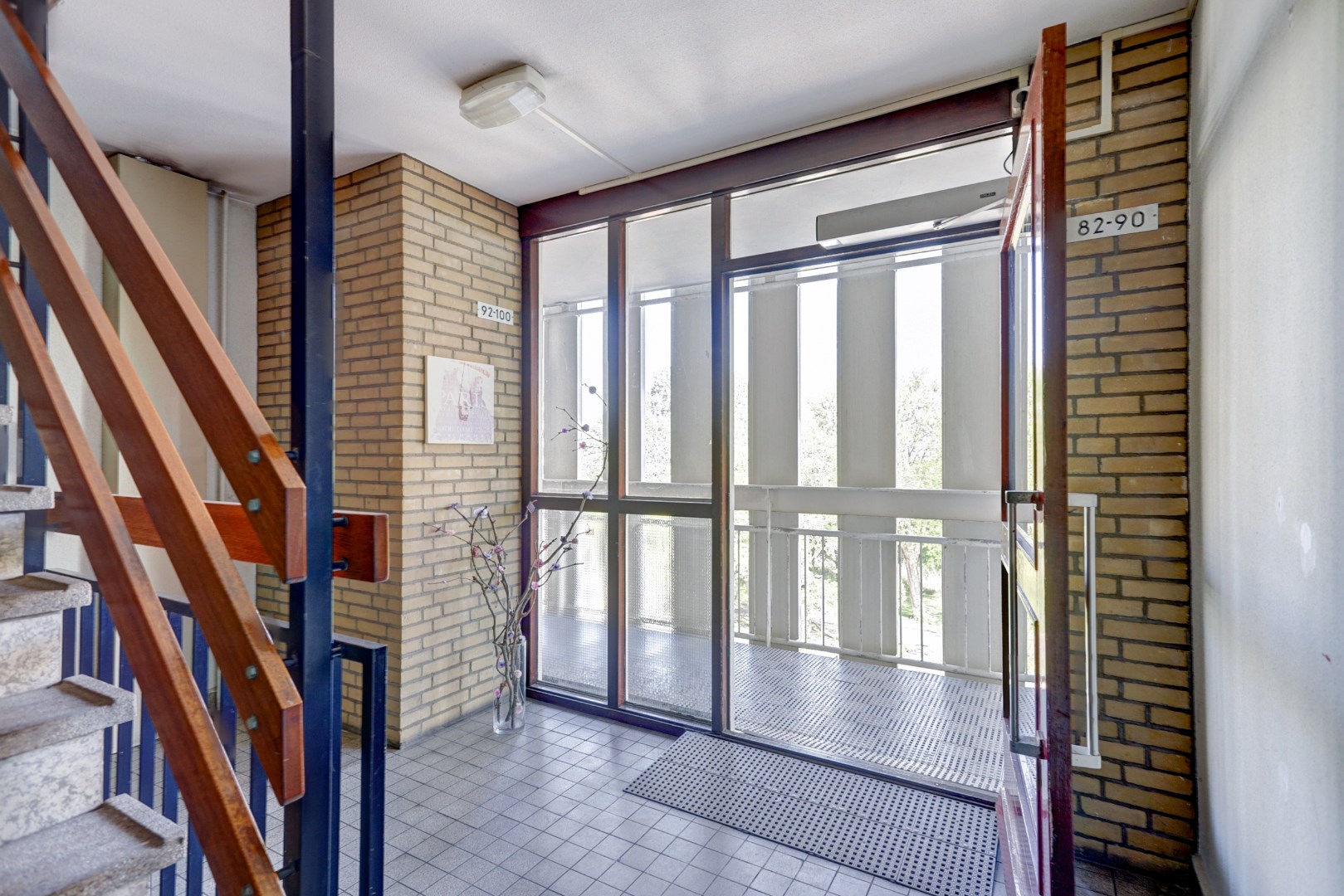 Licht 3 (voorheen 4) kamer appartement op de vijfde verdieping met woningbreed balkon! 