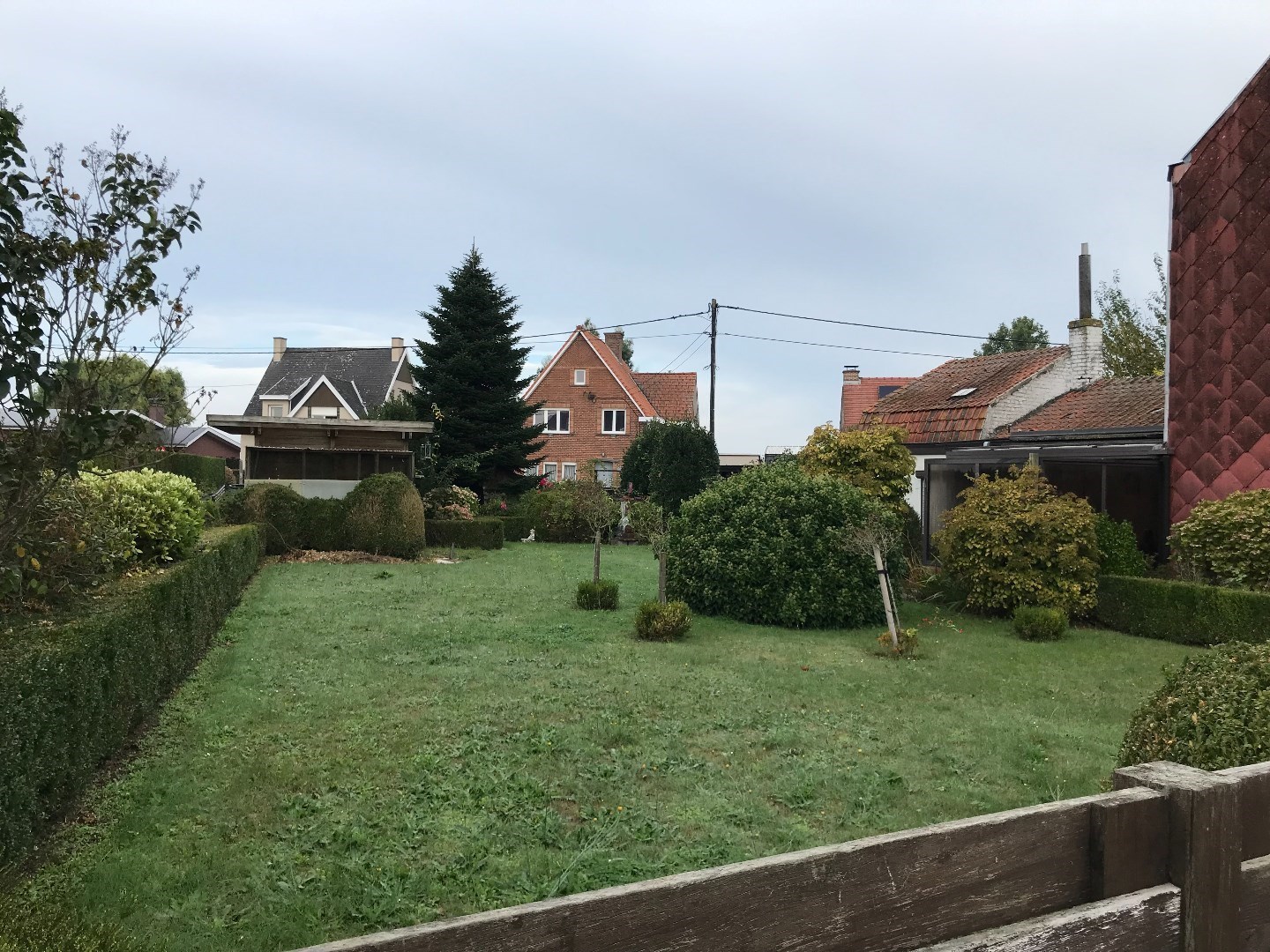 460m&#178; goed gelegen bouwgrond met uitweg in achterliggende straat. 