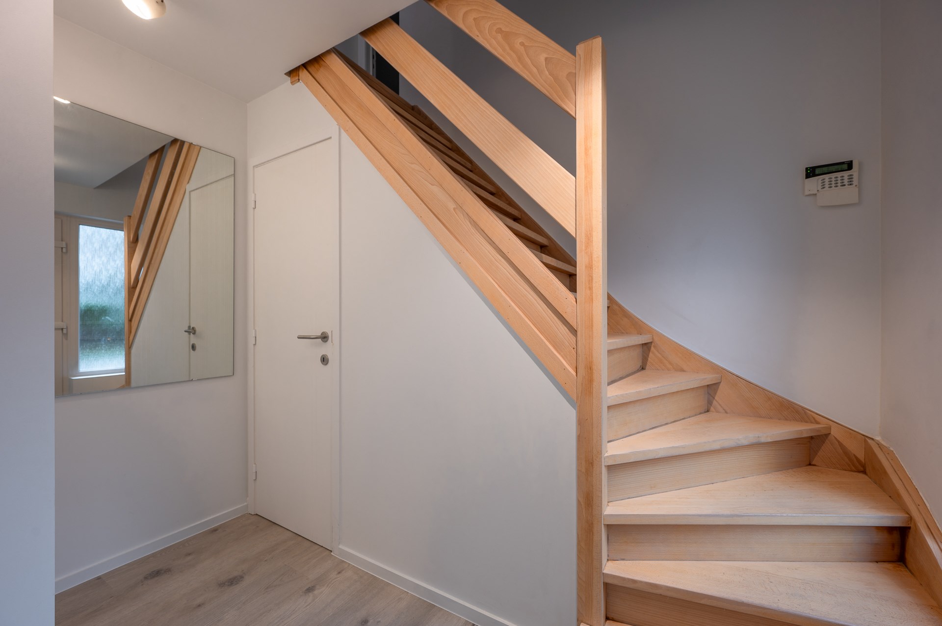 Maison individuelle spacieuse avec deux chambres, une salle de bains et un double garage int&#233;gr&#233; situ&#233;e dans la rue de l&#39;Aster &#224; Knokke. 