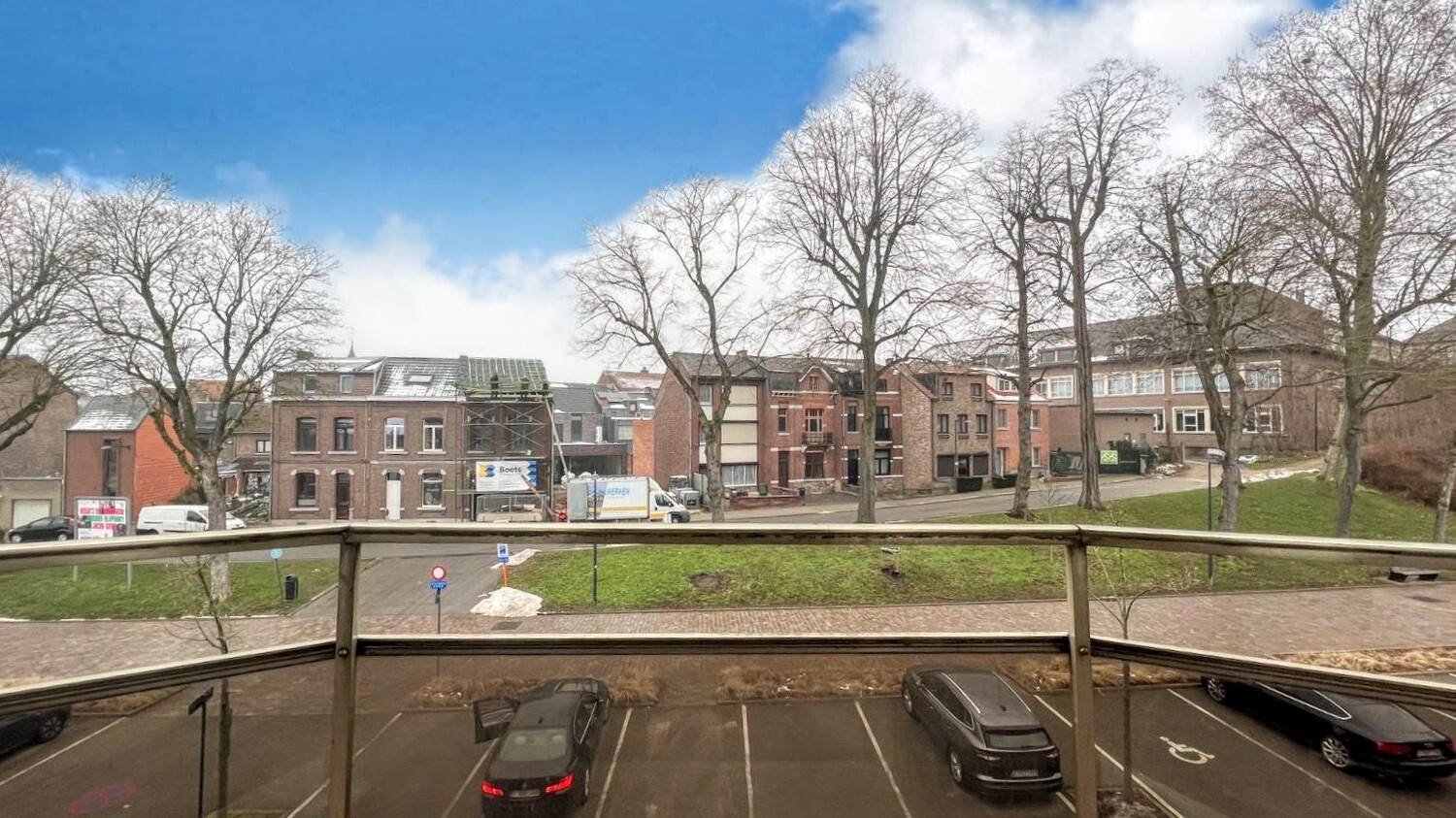 Herenhuis met handelsruimte en appartement in centrum Tongeren 