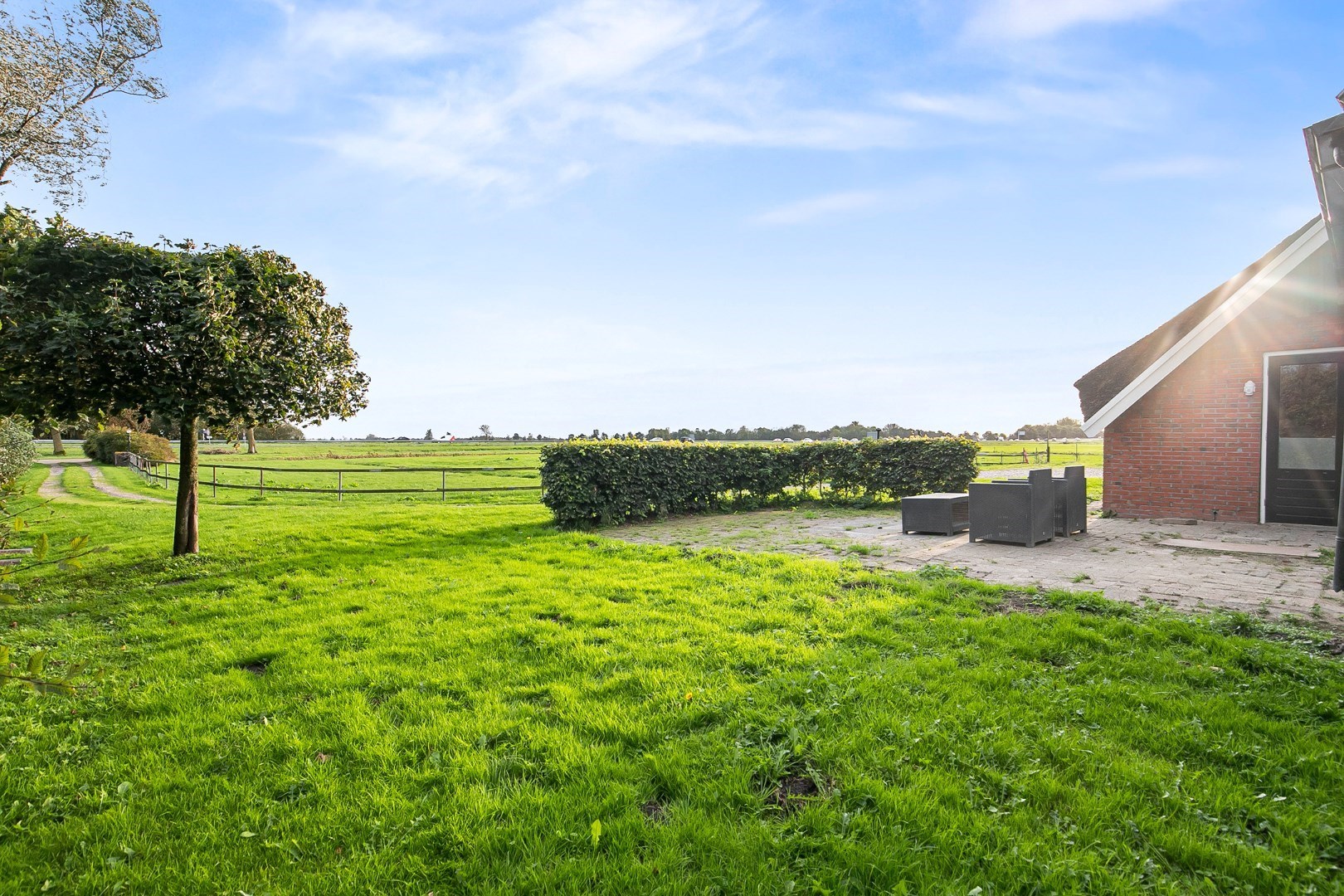 Landelijk wonen met vele mogelijkheden zo kan deze prachtige woonboerderij het beste worden omschreven! 