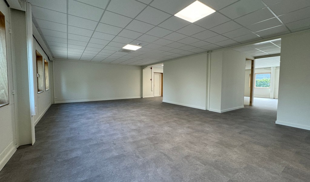 Gerenoveerde kantoren te huur vlakbij afrit E40/R4 in Merelbeke