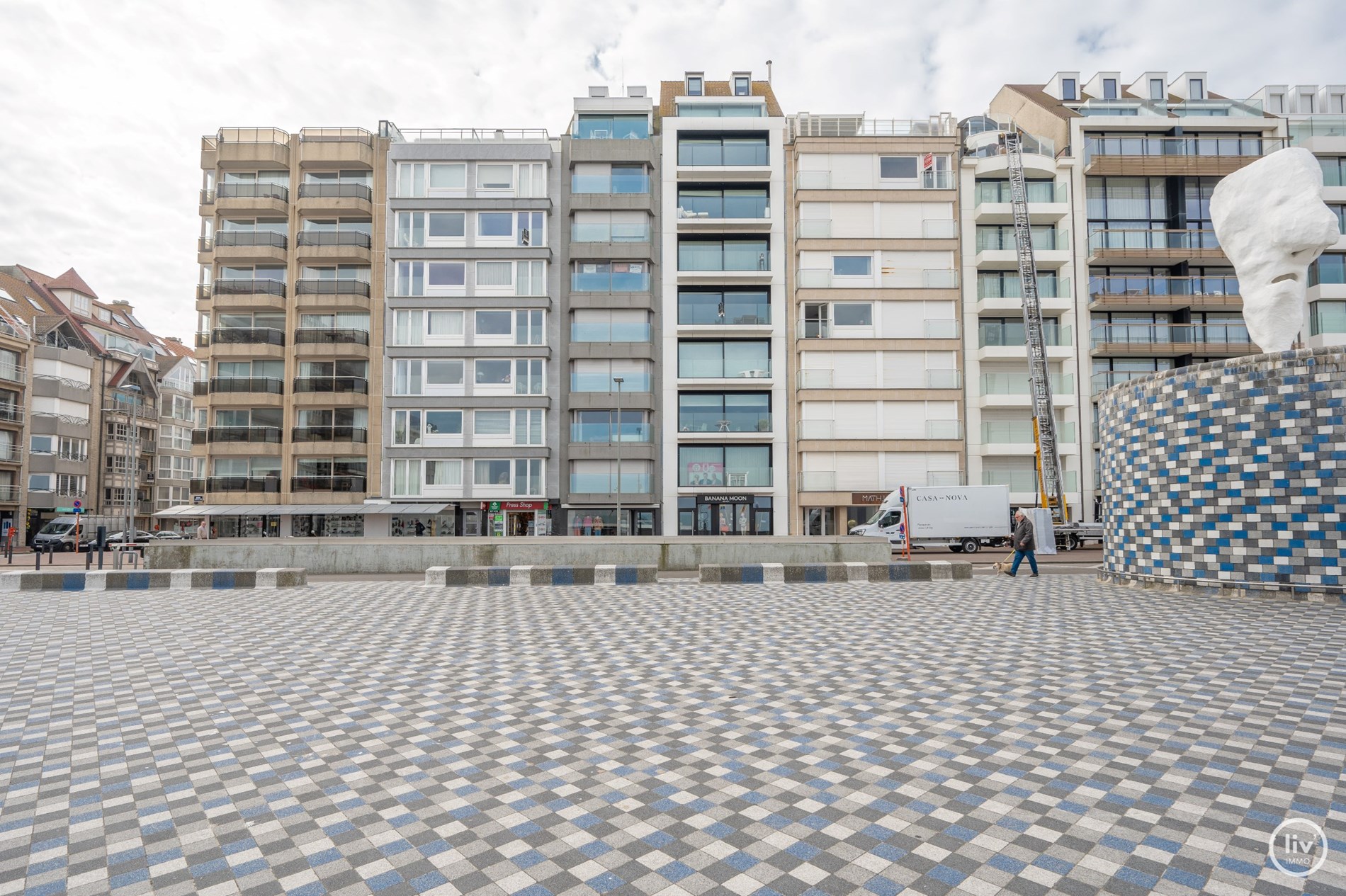 Appartement UNIQUE de 3 chambres situ&#233; sur la place RUBENS avec une vue magnifique sur la mer. 