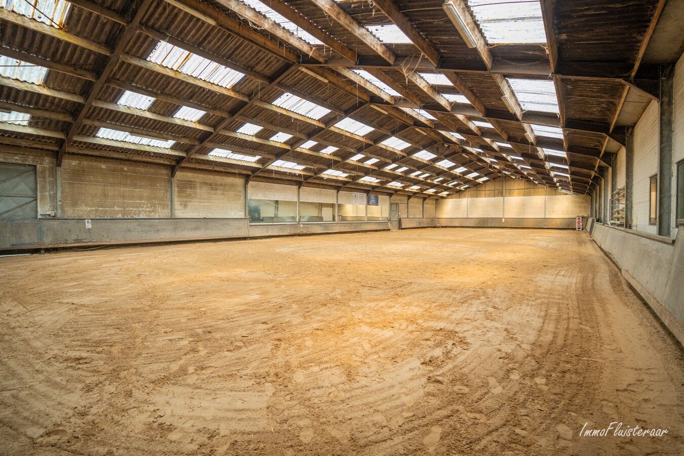 Equestrian Complex &quot;Horsehotel&quot; on approximately 7,2 ha/17,8 acres in &#39;s Gravenwezel (Antwerp) 