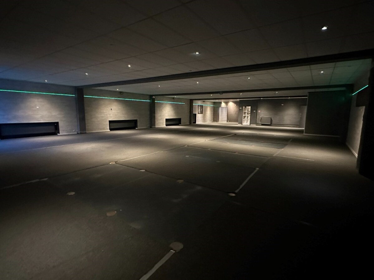 Handelspand 546 m&#178; met veel mogelijkheden en 8 parkeerplaatsen 