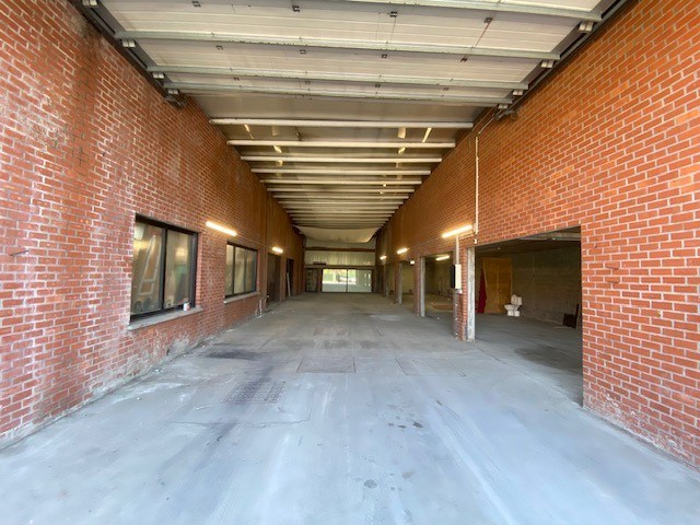 Strategisch gelegen loods nabij invalswegen en centrum Waregem! 