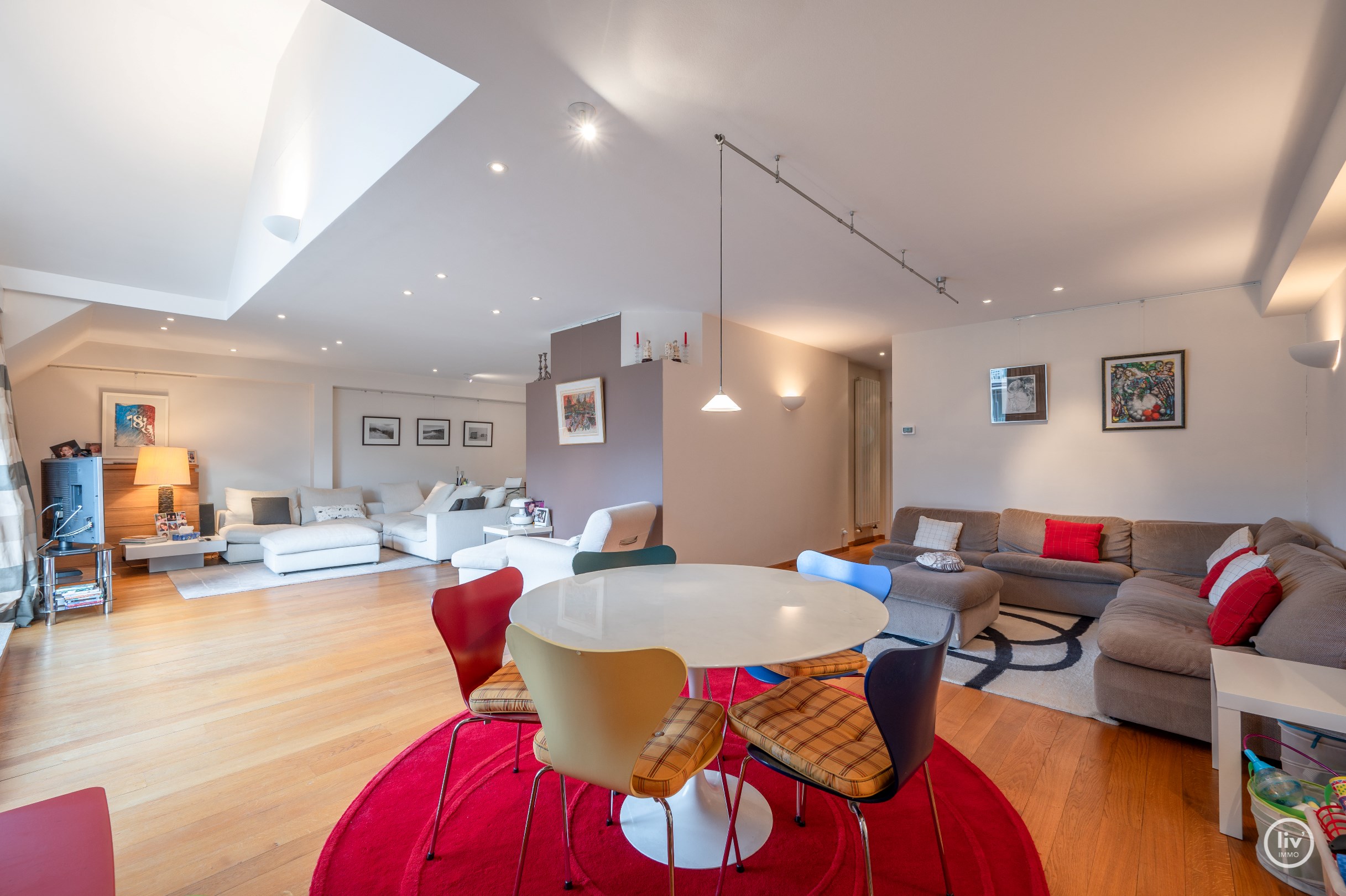 Ruim en zonnig dakappartement (227 m2) met ca. 33m&#178; terrassen gelegen in het centrum van Knokke, op wandelafstand van de Zeedijk en het Rubensplein. 