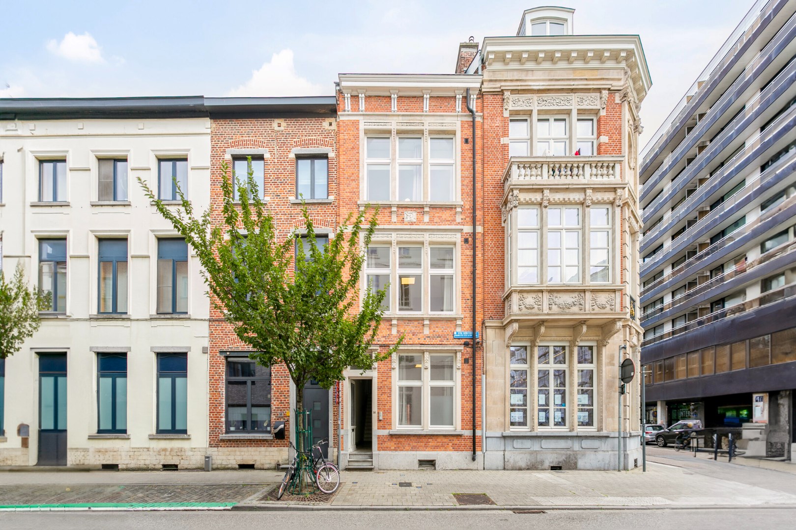 Prachtige herenwoning in het centrum van Leuven met mogelijkheid voor drie studentenkamers + appartement - bewoonbare oppervlakte van 263 m&#178; - EPC 90 kWh/m&#178; 