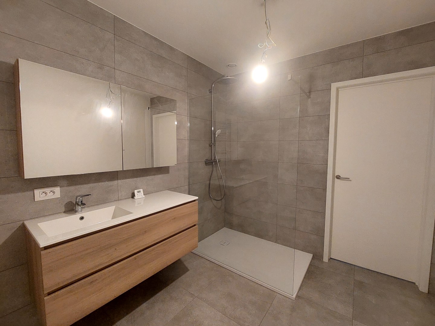 Modern gelijkvloers appartement met tuin en twee slaapkamers 