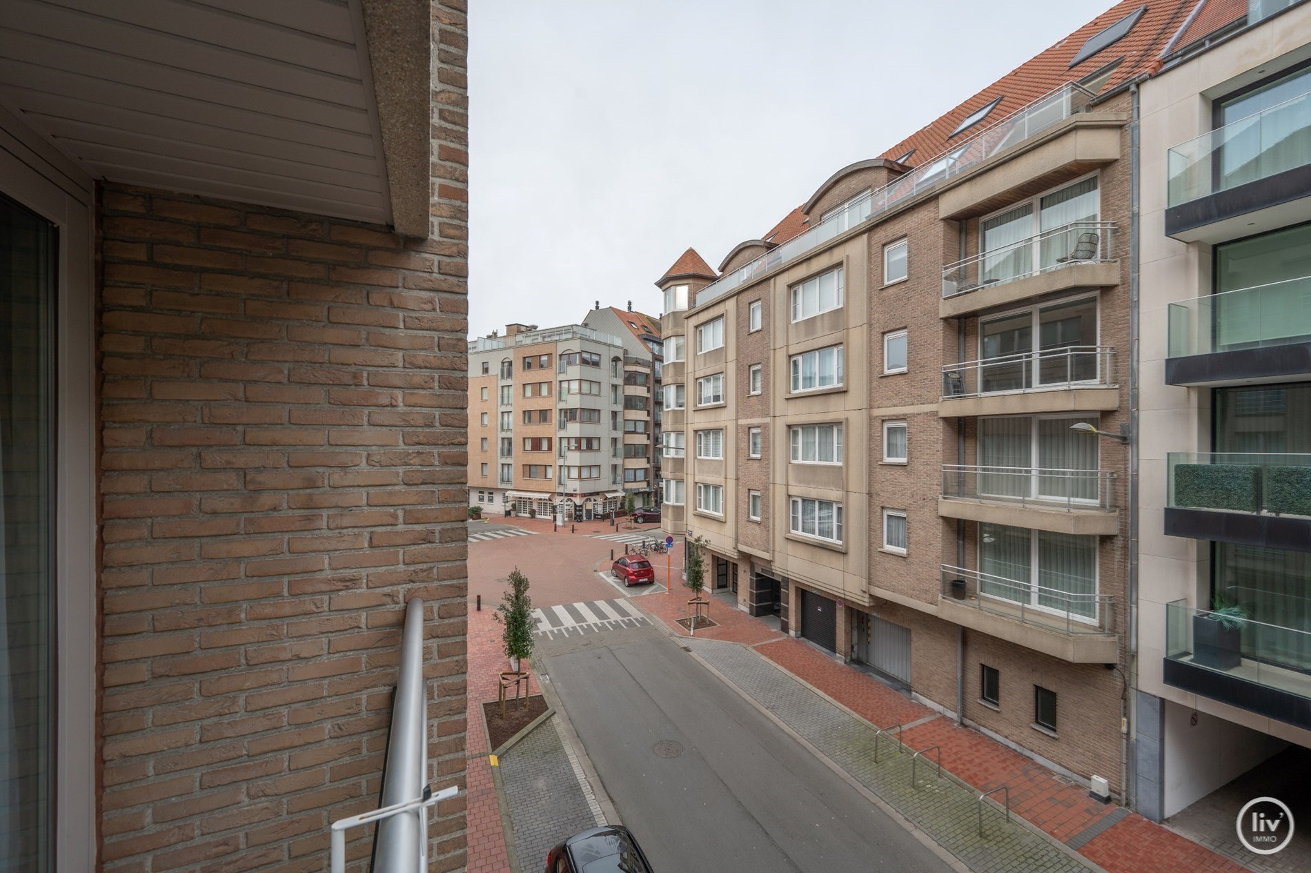 GEMEUBELD: Aangenaam 2 slaapkamerappartement met mooie gevelbreedte centraal gelegen vlakbij het Rubensplein te Knokke. 