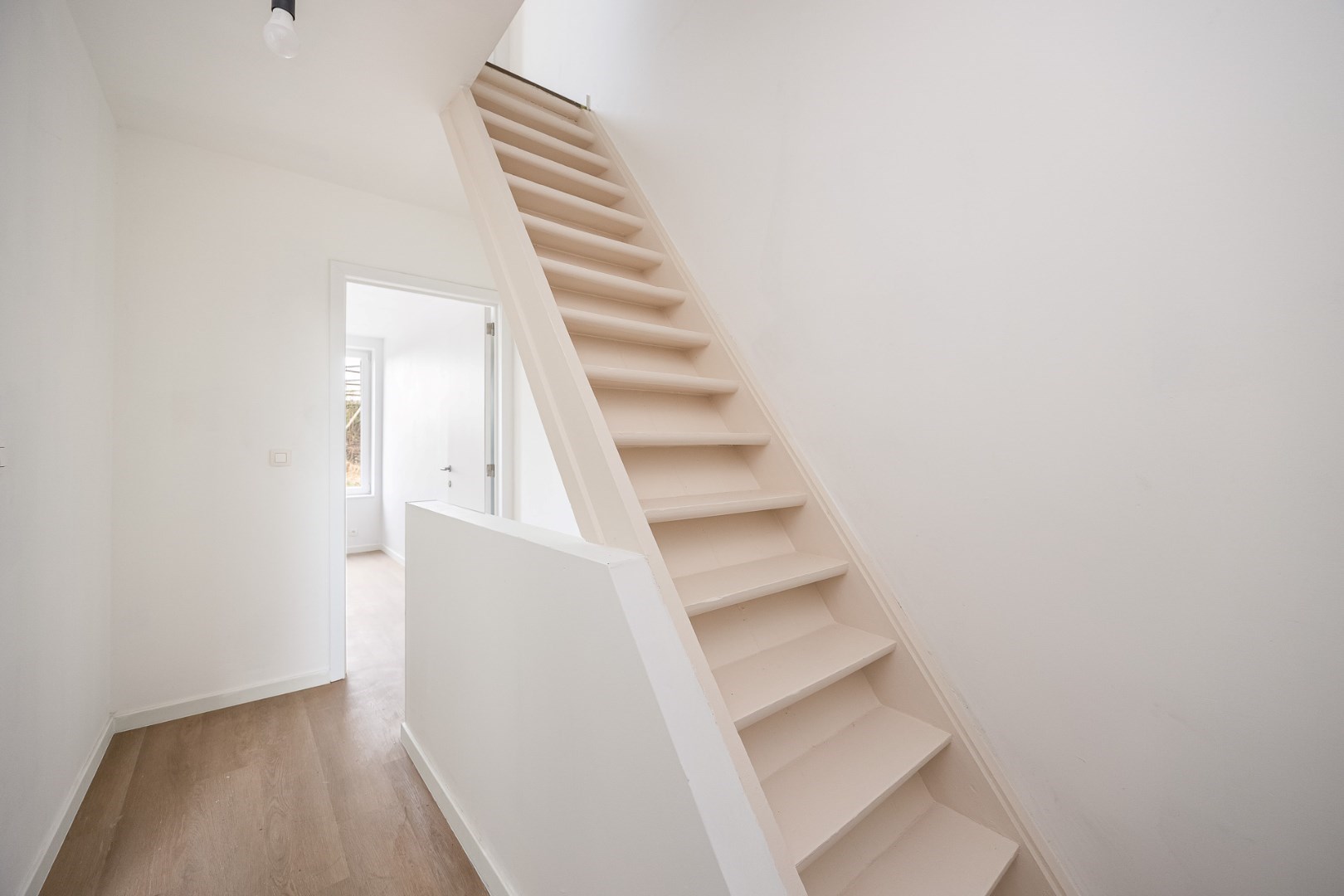 Gerenoveerde rijwoning met 3 slaapkamers 