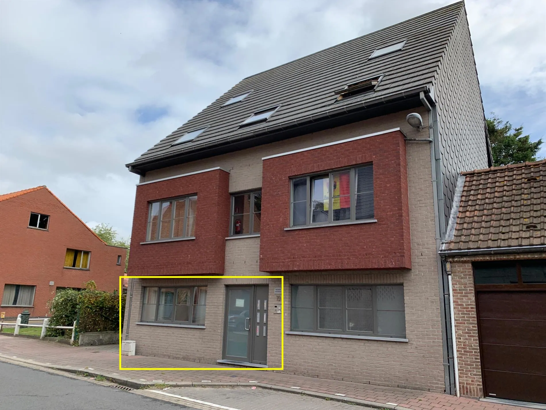 Deels bemeubeld, instapklaar appartement (studio) met fiestenberging in het centrum