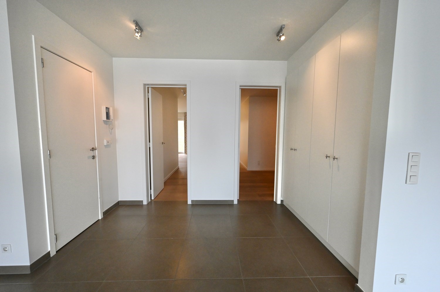 ONGEMEUBELD - Woonappartement in een rustige residentie, op de Lippenslaan (10m fa&#231;ade!). 